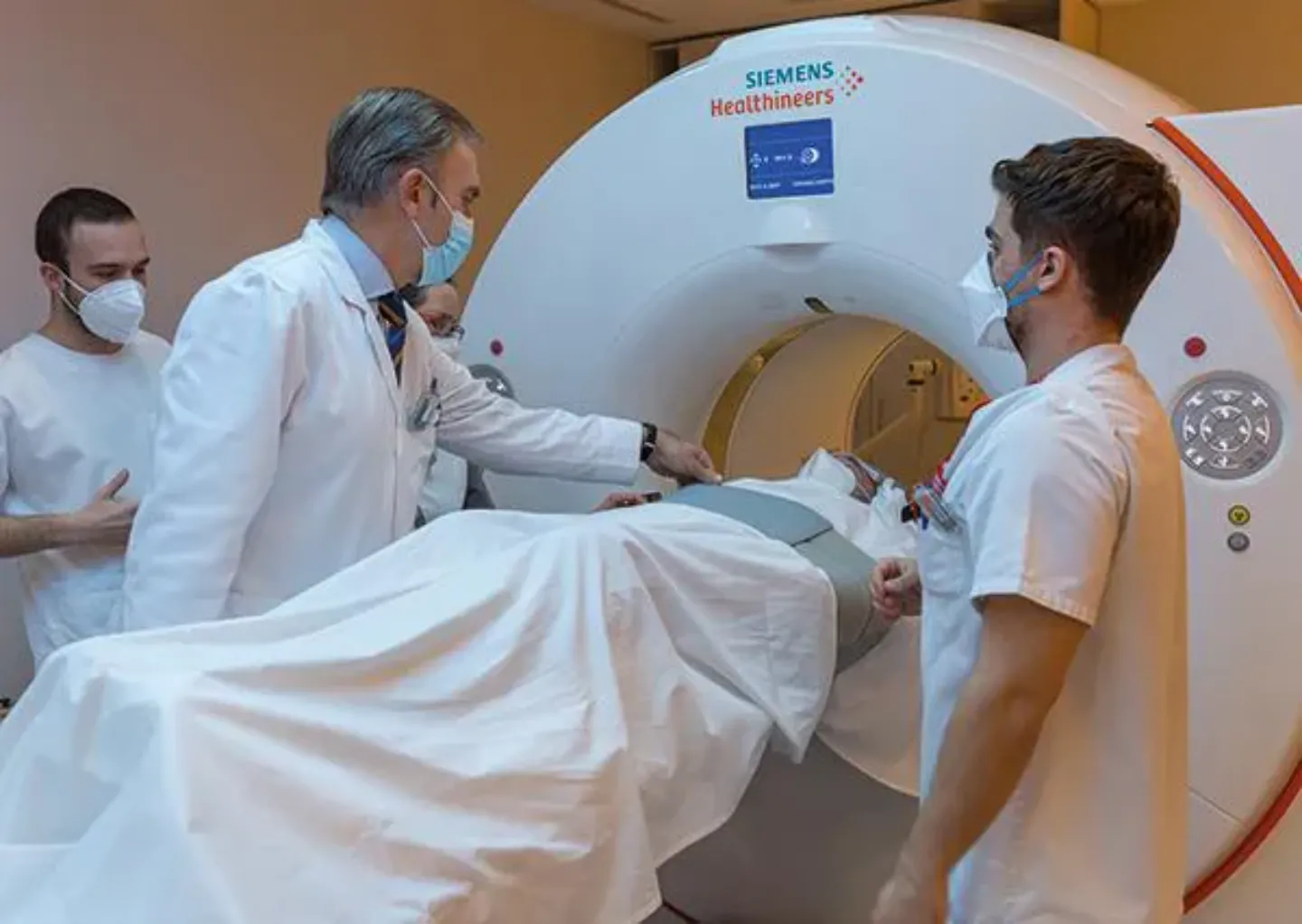 Paciente en el PET, diagnóstico con galio PSMA. Clínica Universidad de Navarra Imagen un paciente en el PET realizando un diagnóstico con galio PSMA para la detección del cáncer de próstata en la Clínica Universidad de Navarra
