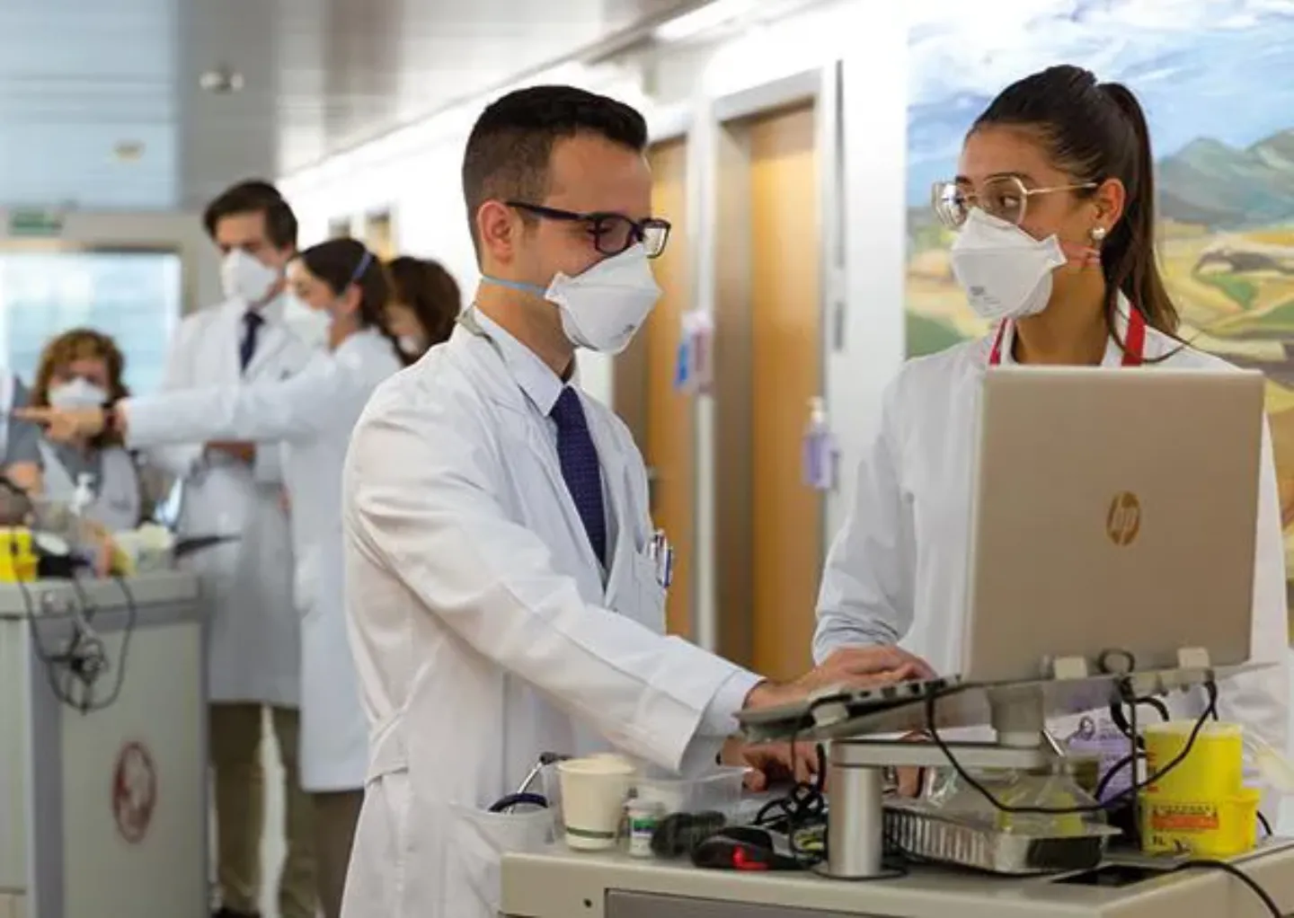 Alumnos y médicos. Clínica Universidad de Navarra Imagen de médicos y alumnos pasando planta en la Clínica Universidad de Navarra