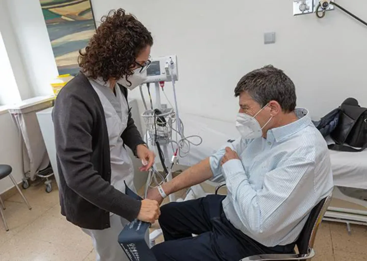 Luis Colomer. Hospital de Día. Clínica Universidad de Navarra Imagen de Luis Colomer con la enfermera en el Hospital de Día de la Clínica Universidad de Navarra