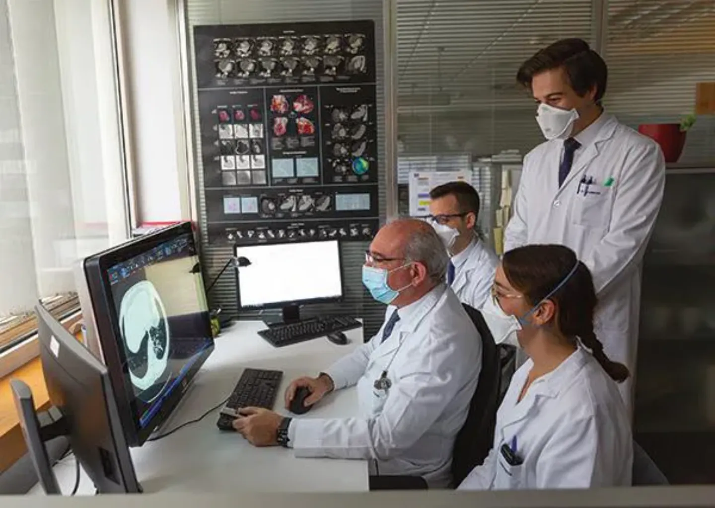 Alumnos y médicos. Sala de Radiología. Clínica Universidad de Navarra Imagen de médicos y alumnos en la sala de informes de Radiología de la Clínica Universidad de Navarra