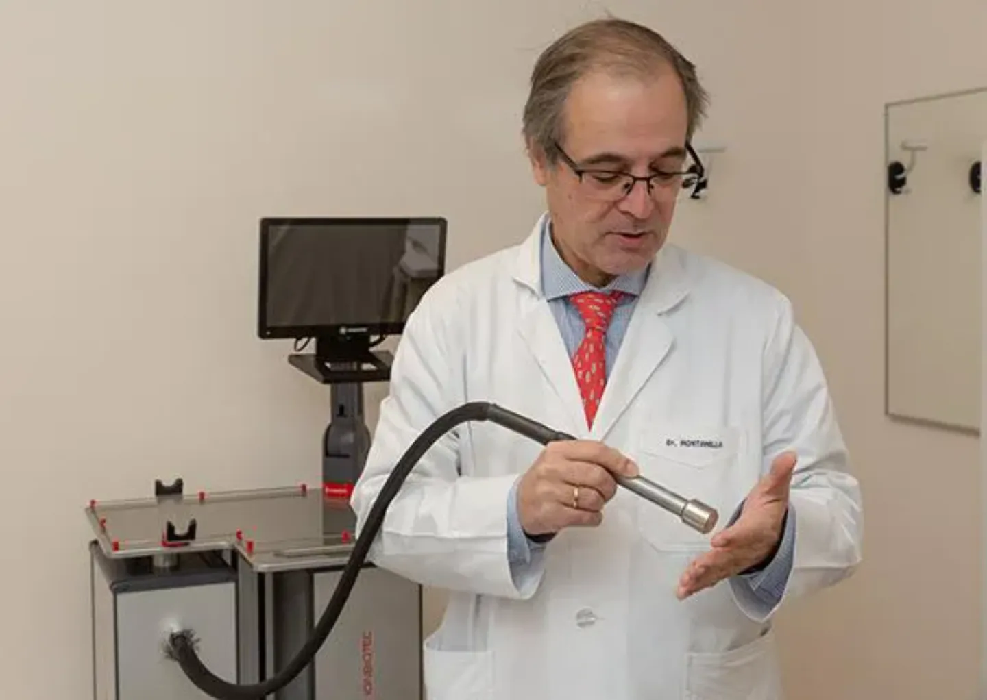Dr. Bernardo Hontanilla. Plasma. CUN Imagen del Dr. Hontanilla con la máquina que aplica plasma en úlceras venosas. Clínica Universidad de Navarra