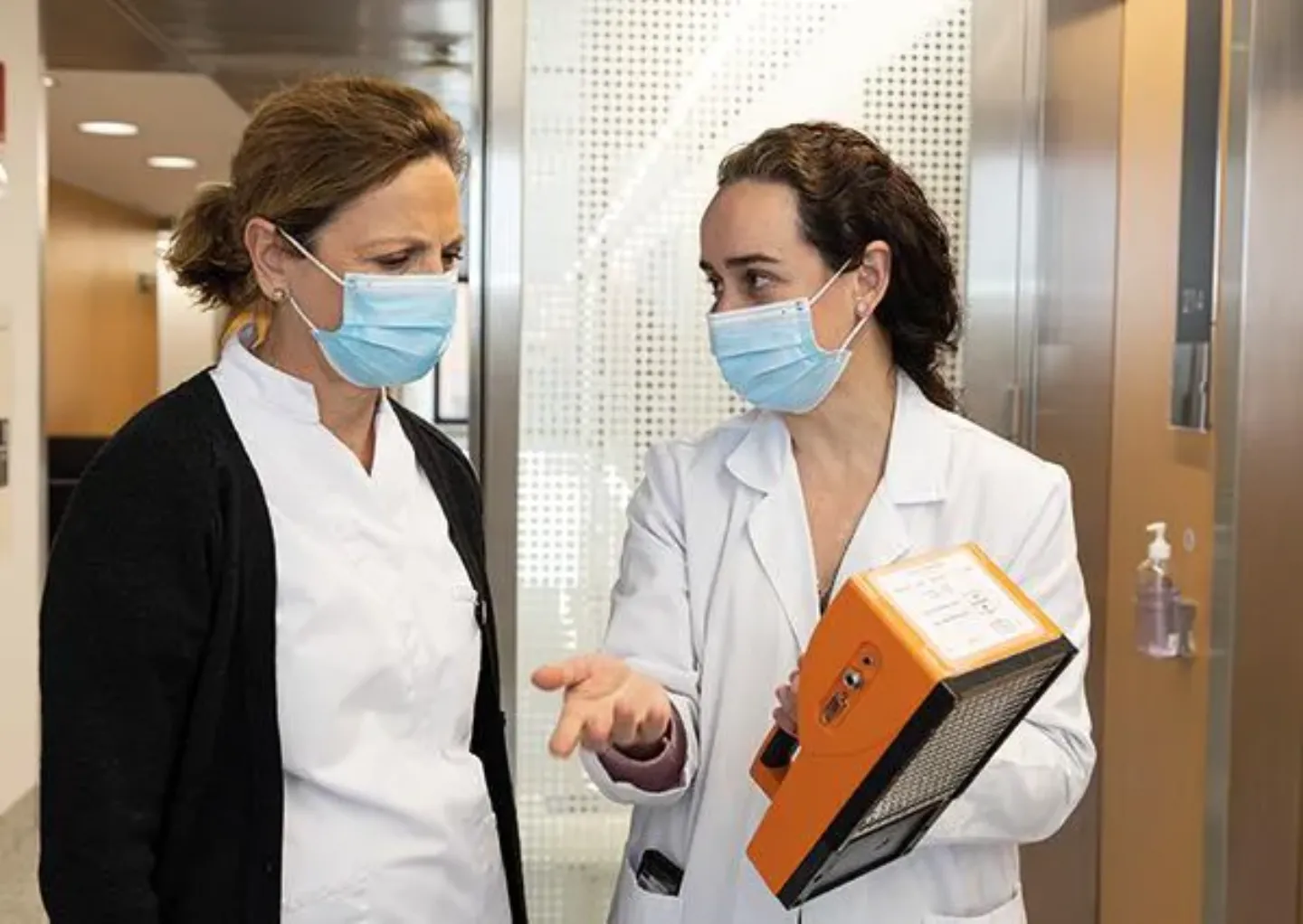 Leticia Soria e Isabel García. Protección radiológica. CUN Imagen de Leticia explicando su trabajo de protección radiológica a Isabel. Profesionales CUN.