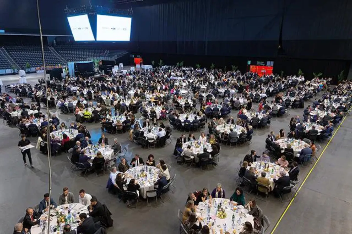 Mesas. VIII Gala Niños contra el Cáncer. CUN Imagen de las mesas de los asistentes a la VIII Gala de Niños contra el Cáncer. Clínica Universidad de Navarra
