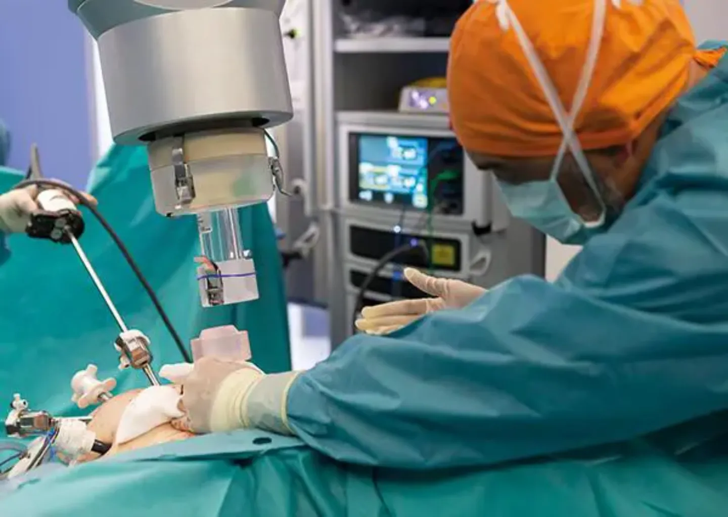 El Dr. Bernardino Miñana con el Da Vinci Foto del Dr. Miñana con el Da Vinci realizando una terapia focal