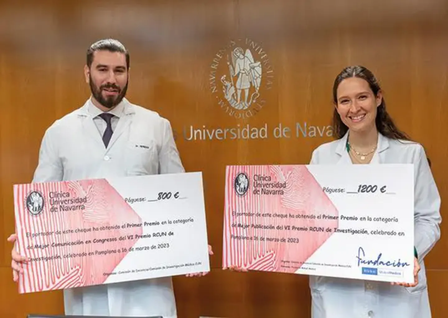 Foto de la Dra. Morales y el Dr. Mendoza con un cheque por un premio Foto de la Dra. Morales y el Dr. Mendoza con el cheque como ganadores de los premios RCUN de investigación