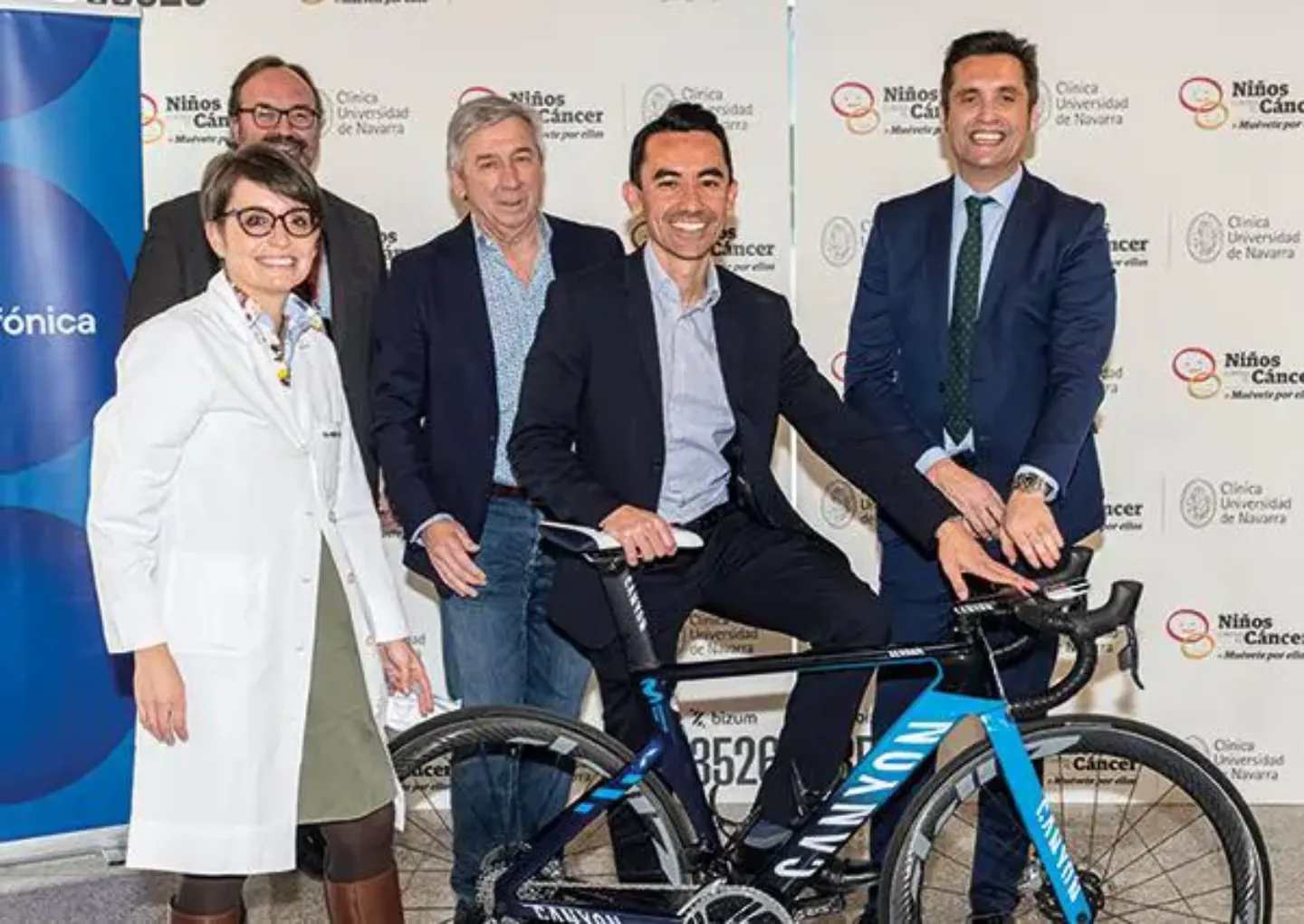 Foto de la entrega de la bicicleta del Movistar Team a NCC Foto de grupo con la Dra. Panizo durante la entrega de la bicicleta del Movistar Team después de la subasta de Niños Contra el Cáncer.