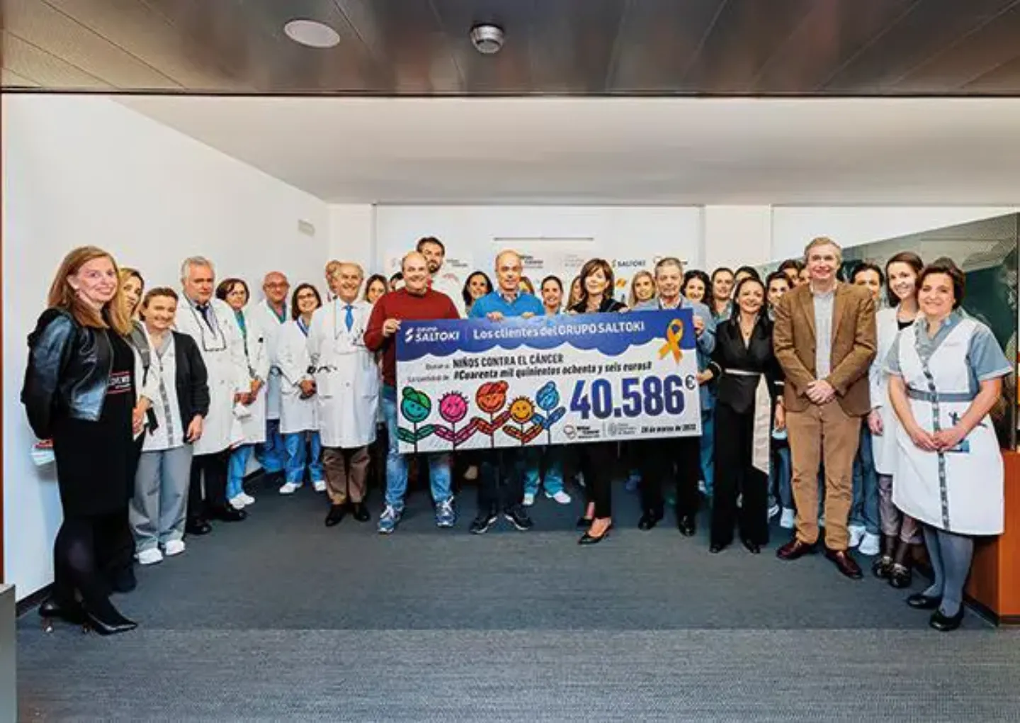 Foto de la entrega del cheque de Saltoki a NCC Imagen de grupo durante la entrega del Cheque de la empresa Saltoki a NCC con Pilar Lorenzo y miembros de la CUN y de la empresa.