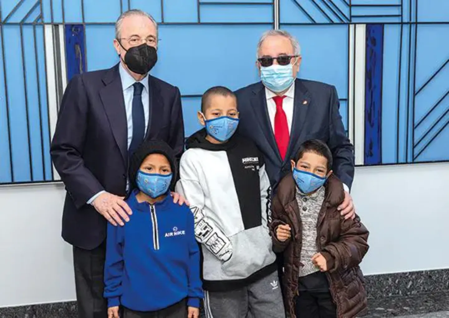 Florentino Pérez y Luis Sabalza con niños de NCC Foto de Florentino Pérez, presidente del Real Madrid, y de Luis Sabalza, presidente de Osasuna con niños de Niños contra el Cáncer