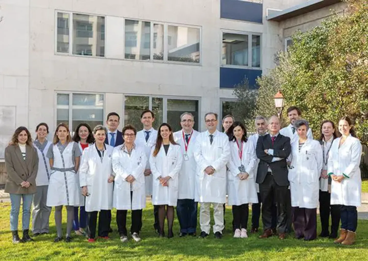 Investigadores de la CUN y del Cima, de Innovation Factory y del Servicio de Gestión de la Investigacion Foto de grupo de Investigadores de la CUN y del Cima, de Innovation Factory y del Servicio de Gestión de la Investigacion en la puerta de la sede de Pamplona