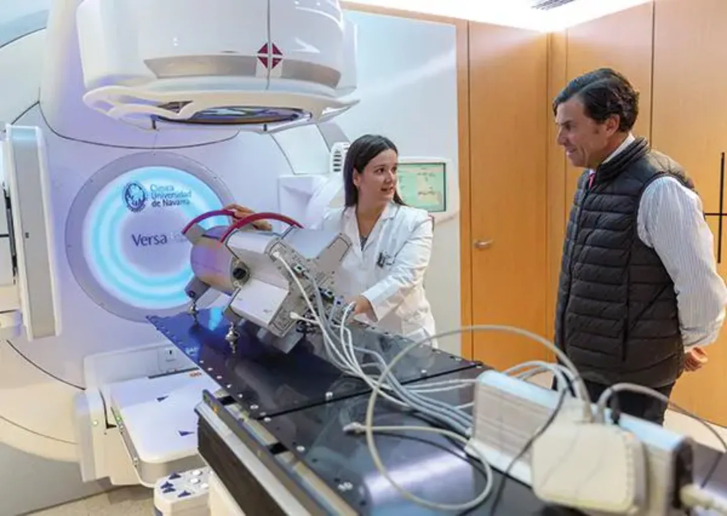 Teresa Cuenca y Pepe Mateo en el área de radiofísica Imagen de Teresa Cuenca y Pepe Mateo en el Servicio de Radiofísica junto a una máquina. Foto para el Al Alimón