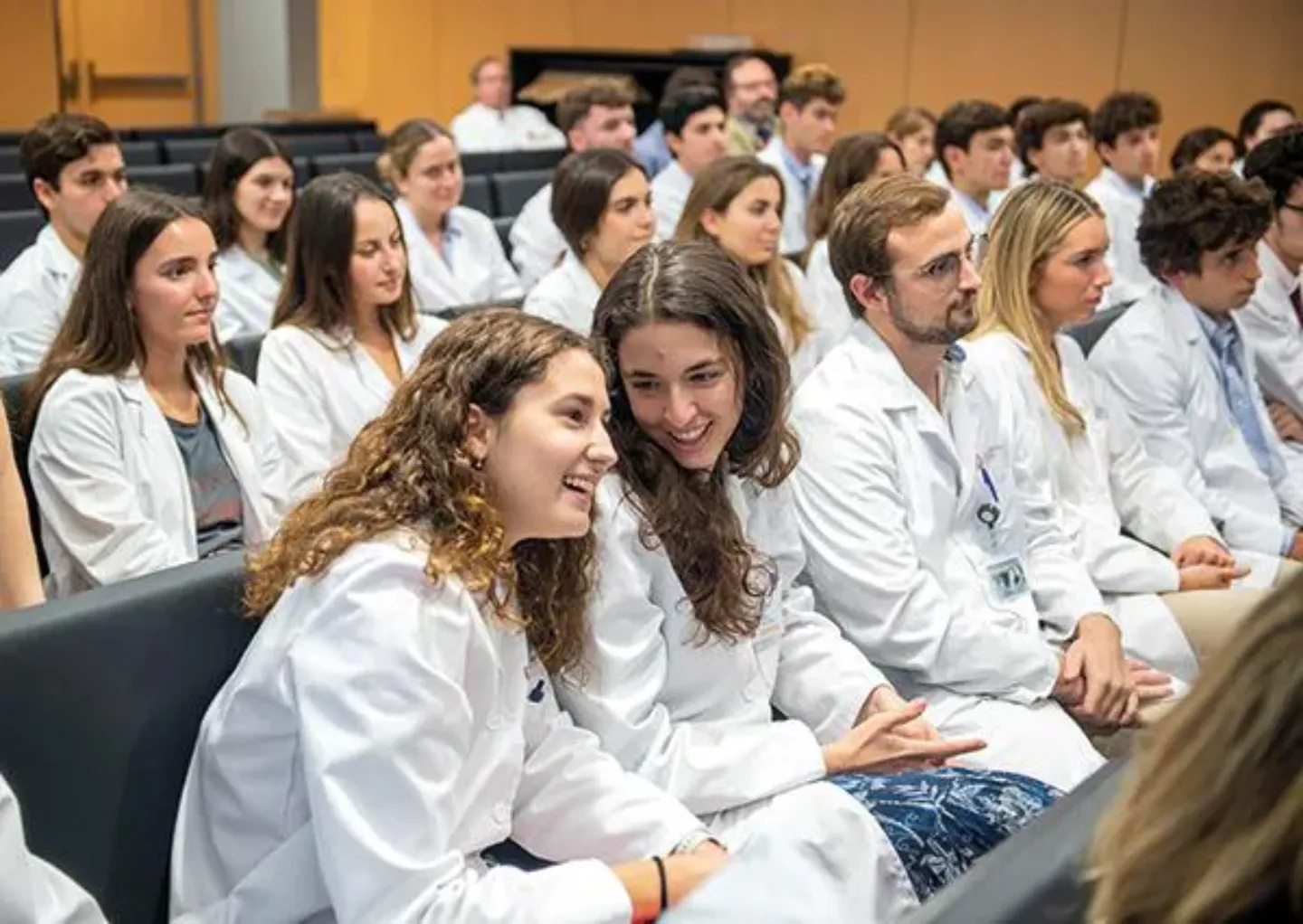 Alumnos de Medicina. Rotación Madrid. Universidad de Navarra Imagen de alumnos de la facultad de Medicina en una reunión en la sede de Madrid. Clínica Universidad de Navarra