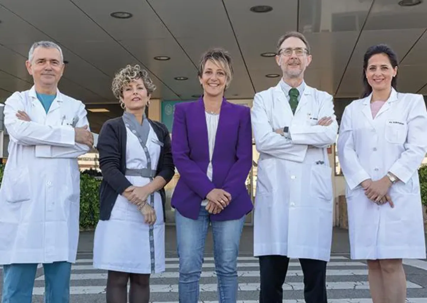Equipo de profesionales y Belén. Clínica Universidad de Navarra Imagen Belén con el equipo de profesionales que le trataron en la puerta de Consultas de la Clínica Universidad de Navarra