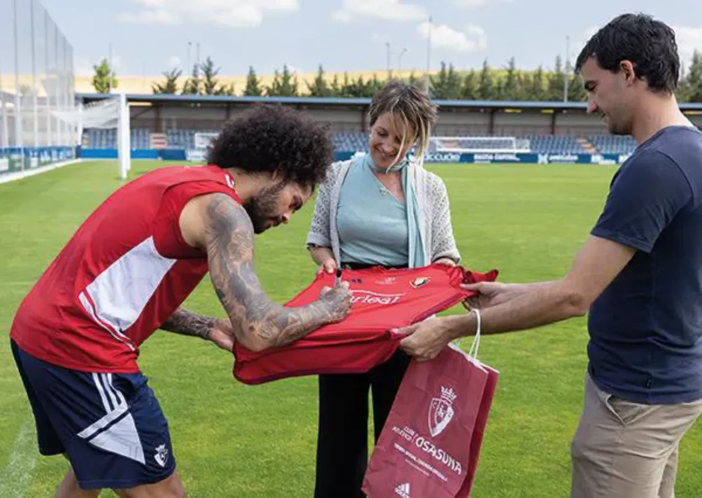 Firma de camiseta de Osasuna. Clínica Universidad de Navarra Imagen un jugador de Osasuna firmando una camiseta para Belén. Clínica Universidad de Navarra