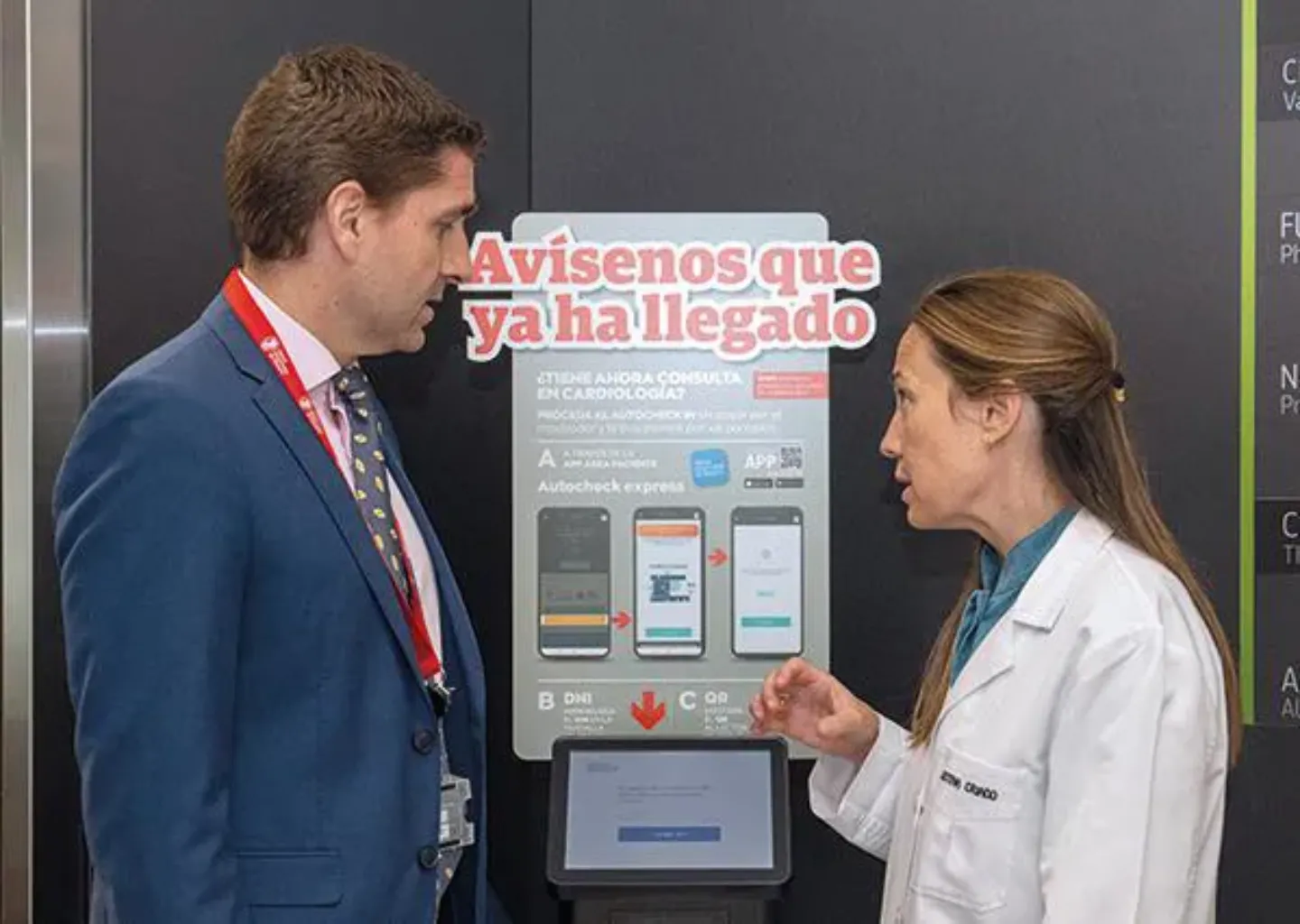 Alberto Cid y Cristina Criado en consultas. Clínica Universidad de Navarra Imagen de Alberto y Cristina en uno de los puntos de asistencia para pacientes en Consultas. Clínica Universidad de Navarra