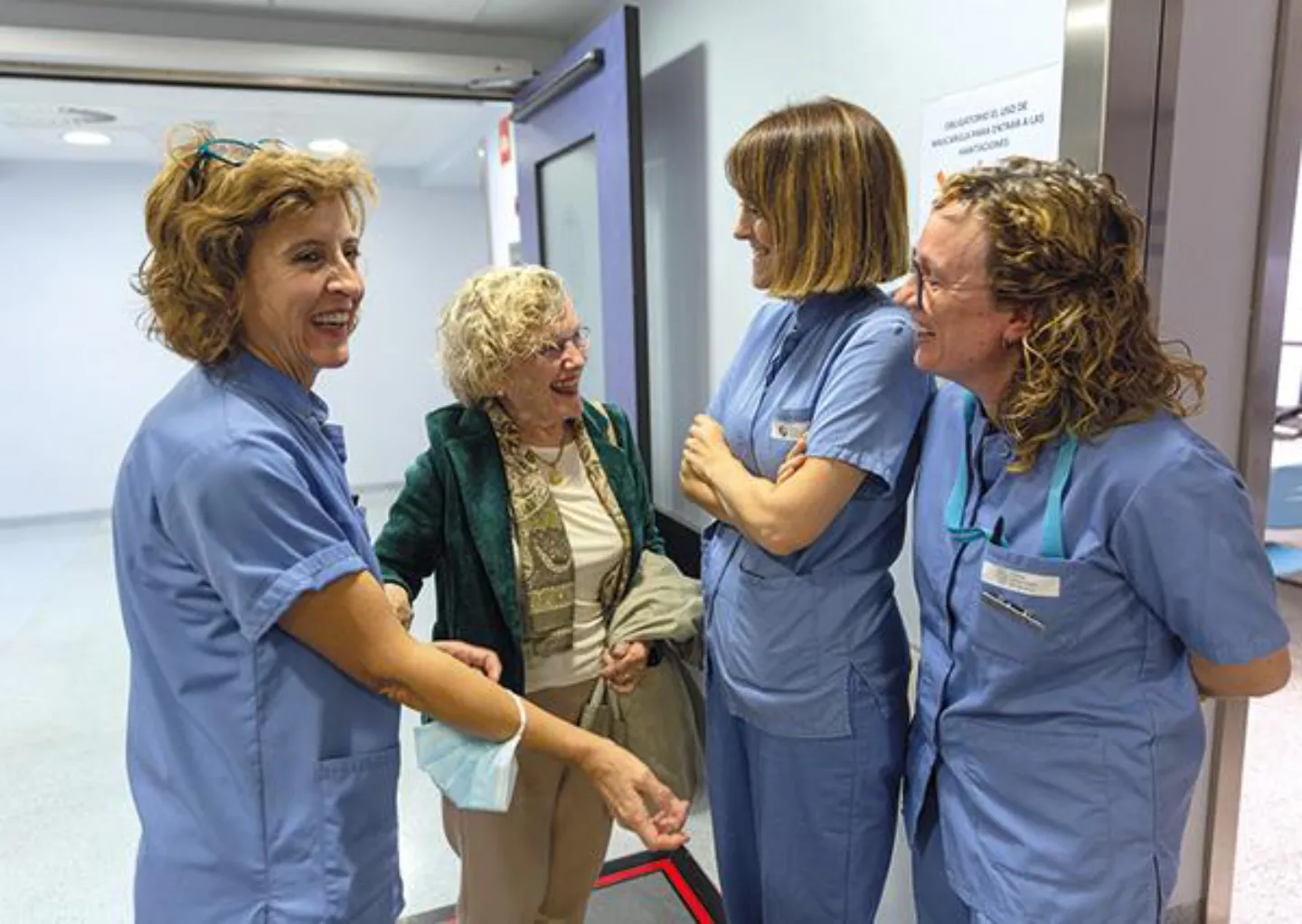 carmen-uci Carmen se reencuentra con antiguas compañeras en la Unidad de Cuidados Intensivos de la Clínica.