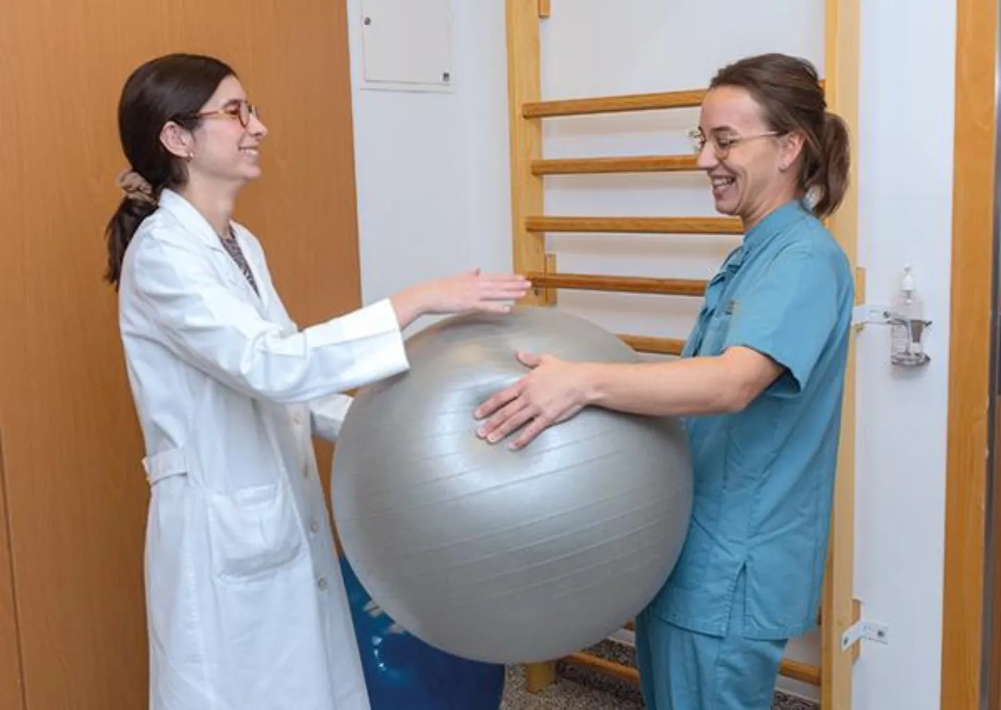 sara-cristina-al-alimon Sara le enseña a Cristina los balones que se utilizan durante la dilatación para ayudar a las madres en el proceso.