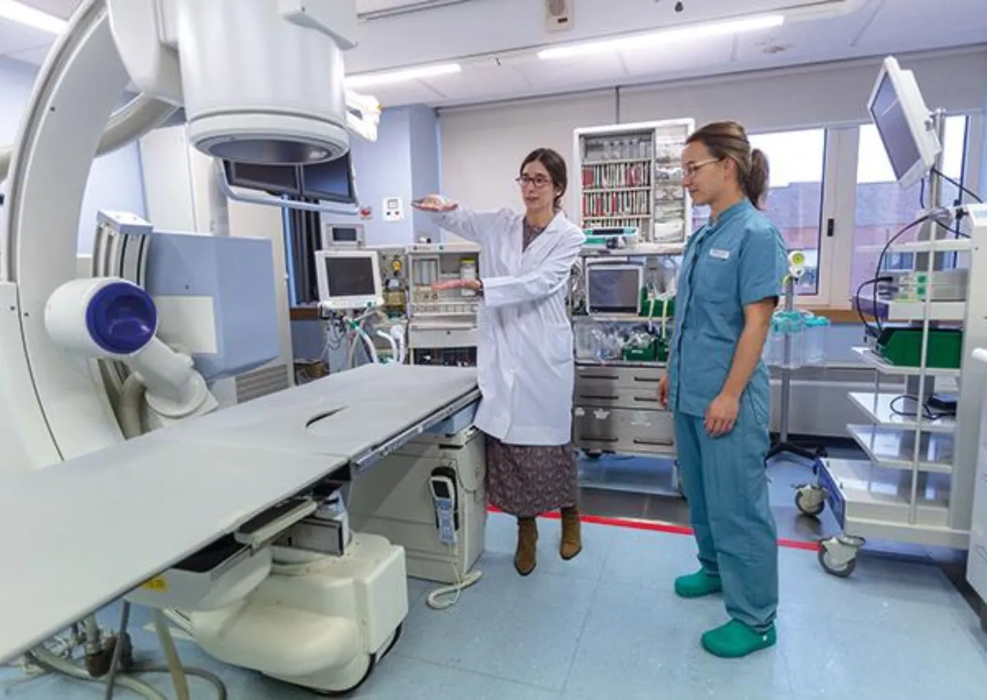 sara-cristina-urologia Cristina le muestra a Sara el funcionamiento del equipo de litotricia.