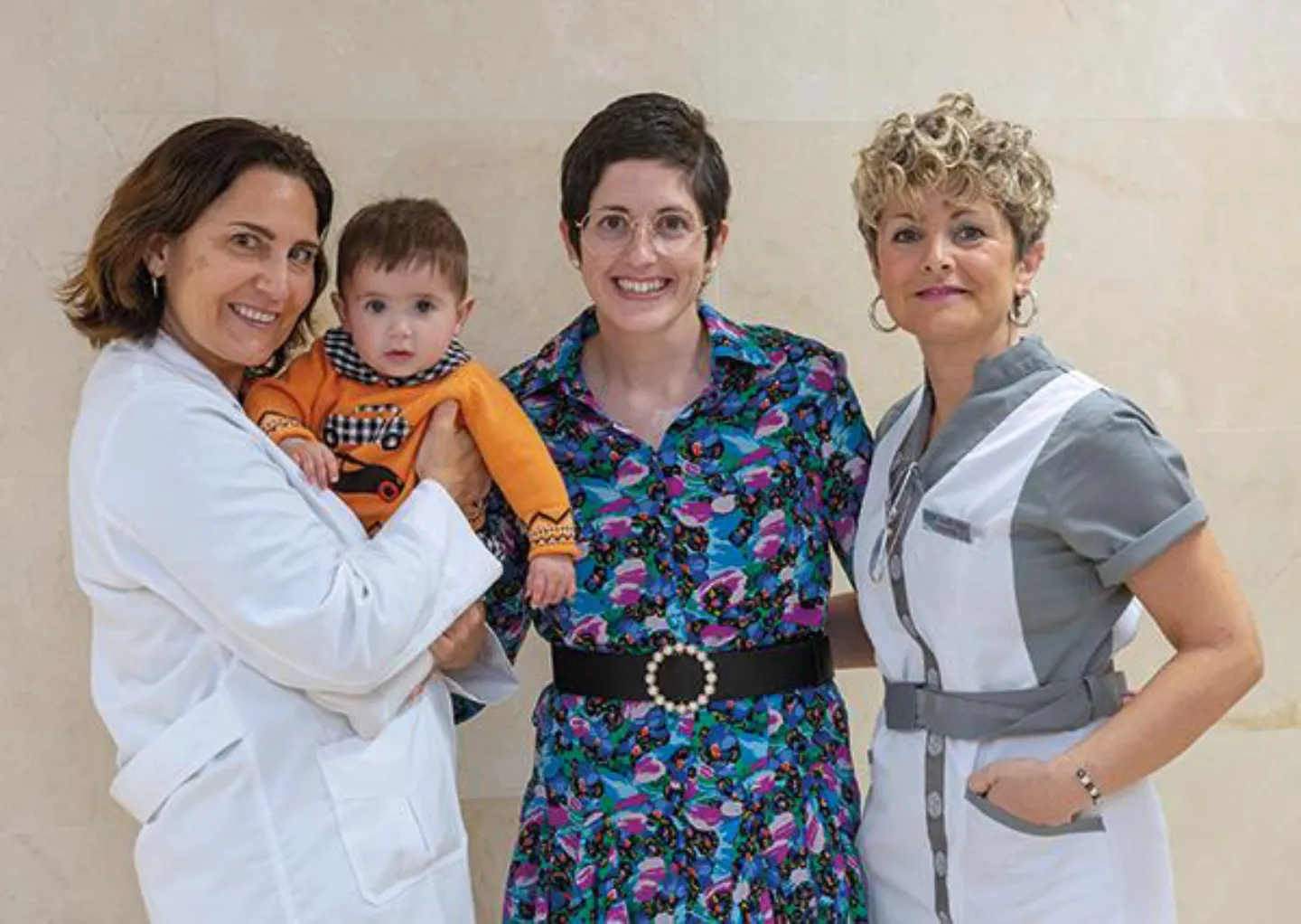deborah-cancer-embarazo-cun La Dra. Marta Santisteban con Marcos en brazos, junto a Deborah y a Elena Navarcorena, enfermera de Oncología Médica.