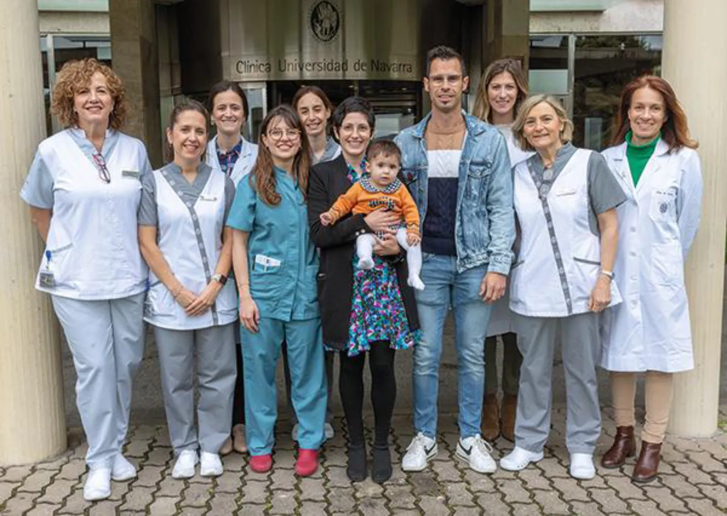 deborah-embarazo-equipo-cun Deborah, junto a su marido y su hijo, con parte del equipo de profesionales que le han atendido en la Clínica.