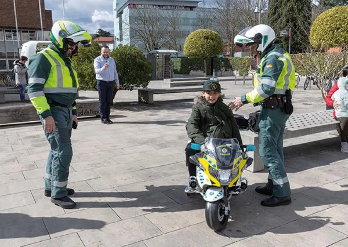 responsabilidad-social-guardia-civil Imagen de la Guardia Civil en una acción de responsabilidad social corporativa de la CUN.