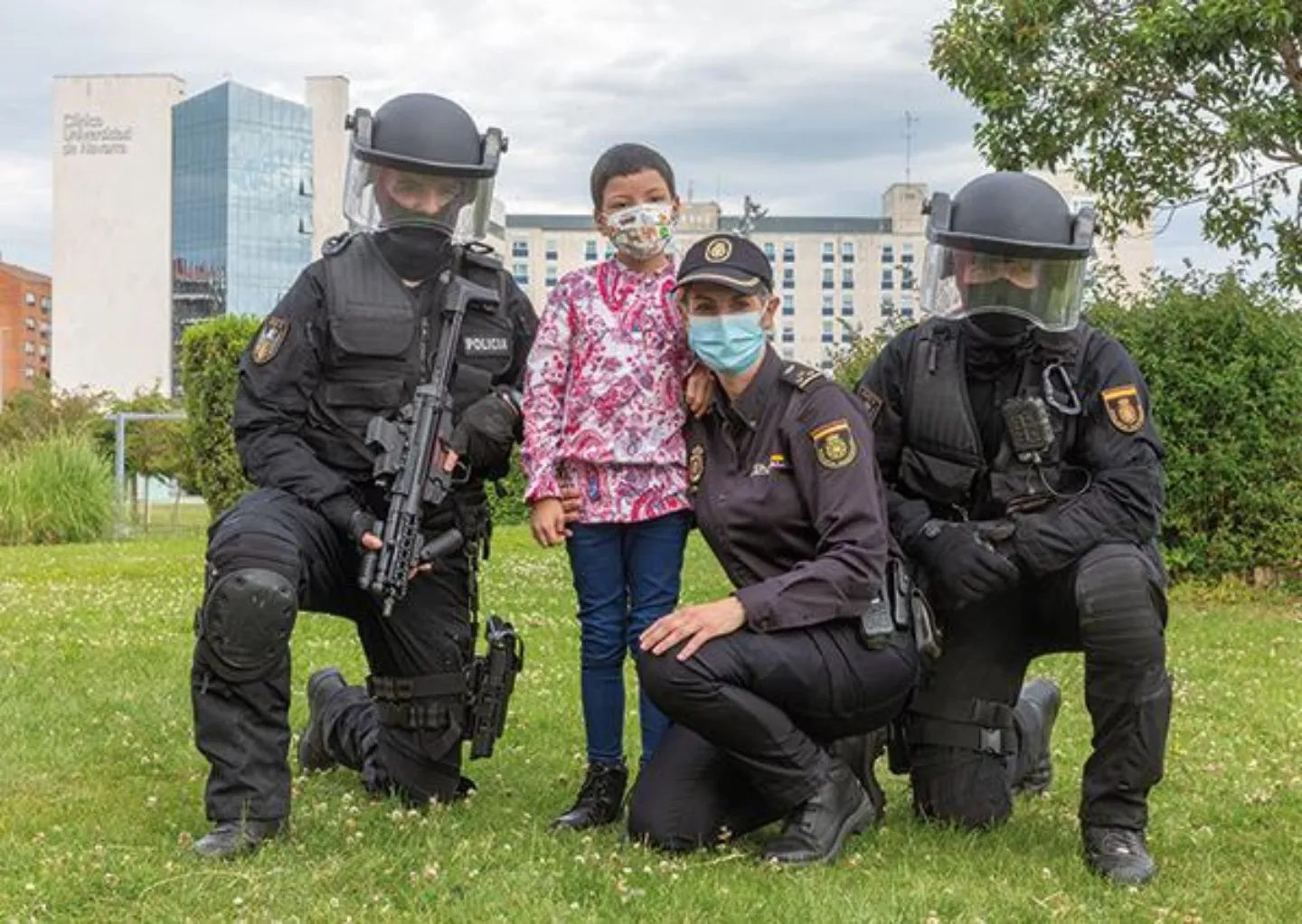 responsabilidad-social-policia-nacional Imagen de la Policía Nacional en una acción de responsabilidad social de la CUN.