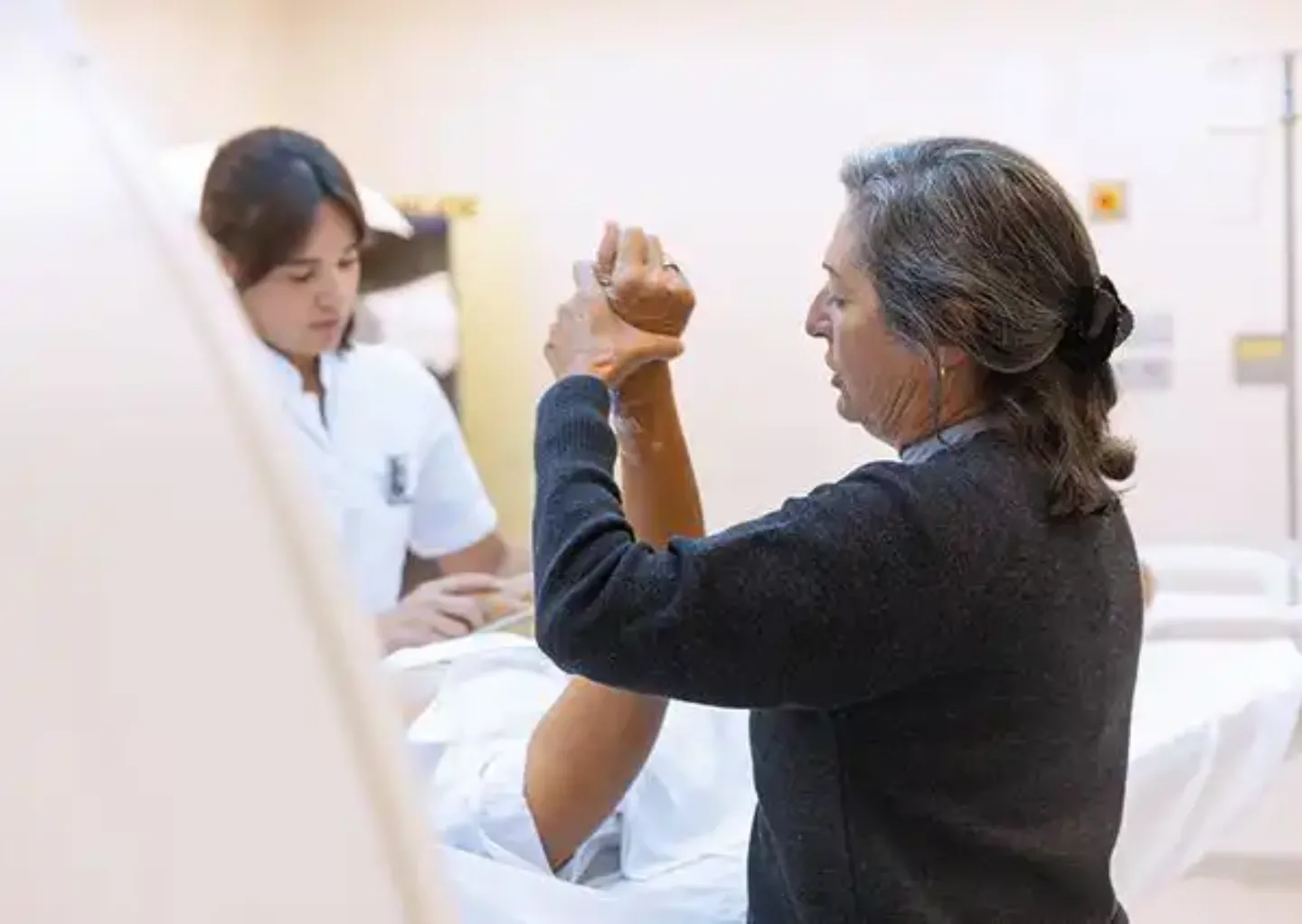 Atención al paciente. Preparación TAC Imagen que representa la atención al paciente de una enfermera y una técnico previa a la realización de una prueba de imagen TAC en la Clínica Universidad de Navarra.