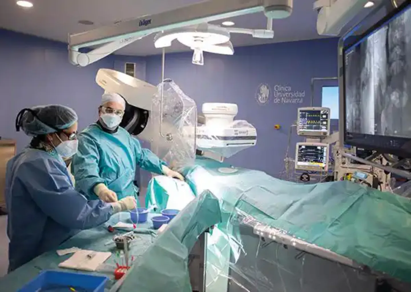 Cirugía tratamiento varices pélvicas Imagen del Dr. Ignacio Leal, responsable del Servicio de Cirugía Vascular de la Clínica Universidad de Navarra, durante una intervención de varices pélvicas.