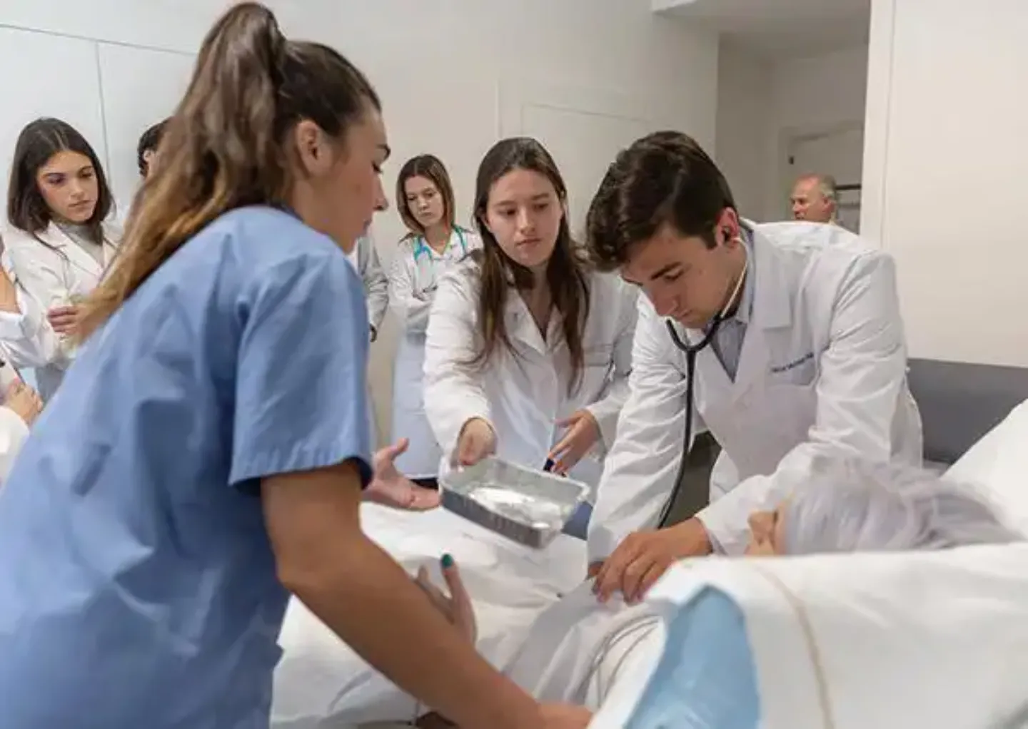 Estudiantes de Medicina de la Universidad de Navarra en CUN Imagen de un grupo de estudiantes de la Facultad de Medicina de la Universidad de Navarra durante unas prácticas en la Clínica Universidad de Navarra.