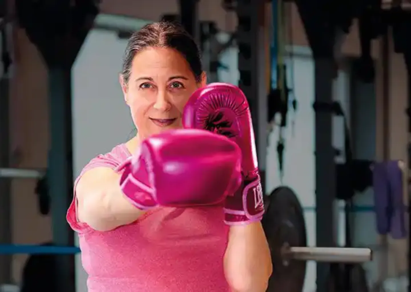 Susana Pérez, paciente cáncer de mama Imagen de Susana Pérez, paciente de la Clínica Universidad de Navarra, con unos guantes de boxeo que simbolizan la importancia del ejercicio físico durante el tratamiento de cáncer de mama.
