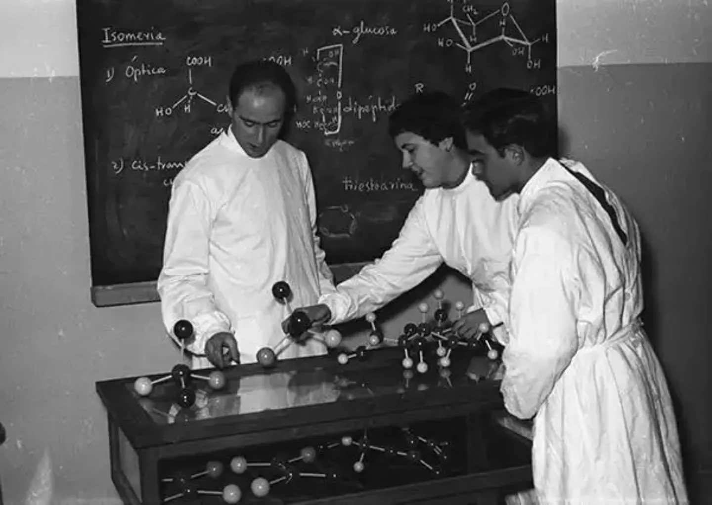 Antiguo laboratorio Facultad Medicina de la Universidad de Navarra Imagen de tres especialistas en uno de los primeros laboratorios de la Facultad de Medicina de la Universidad de Navarra.