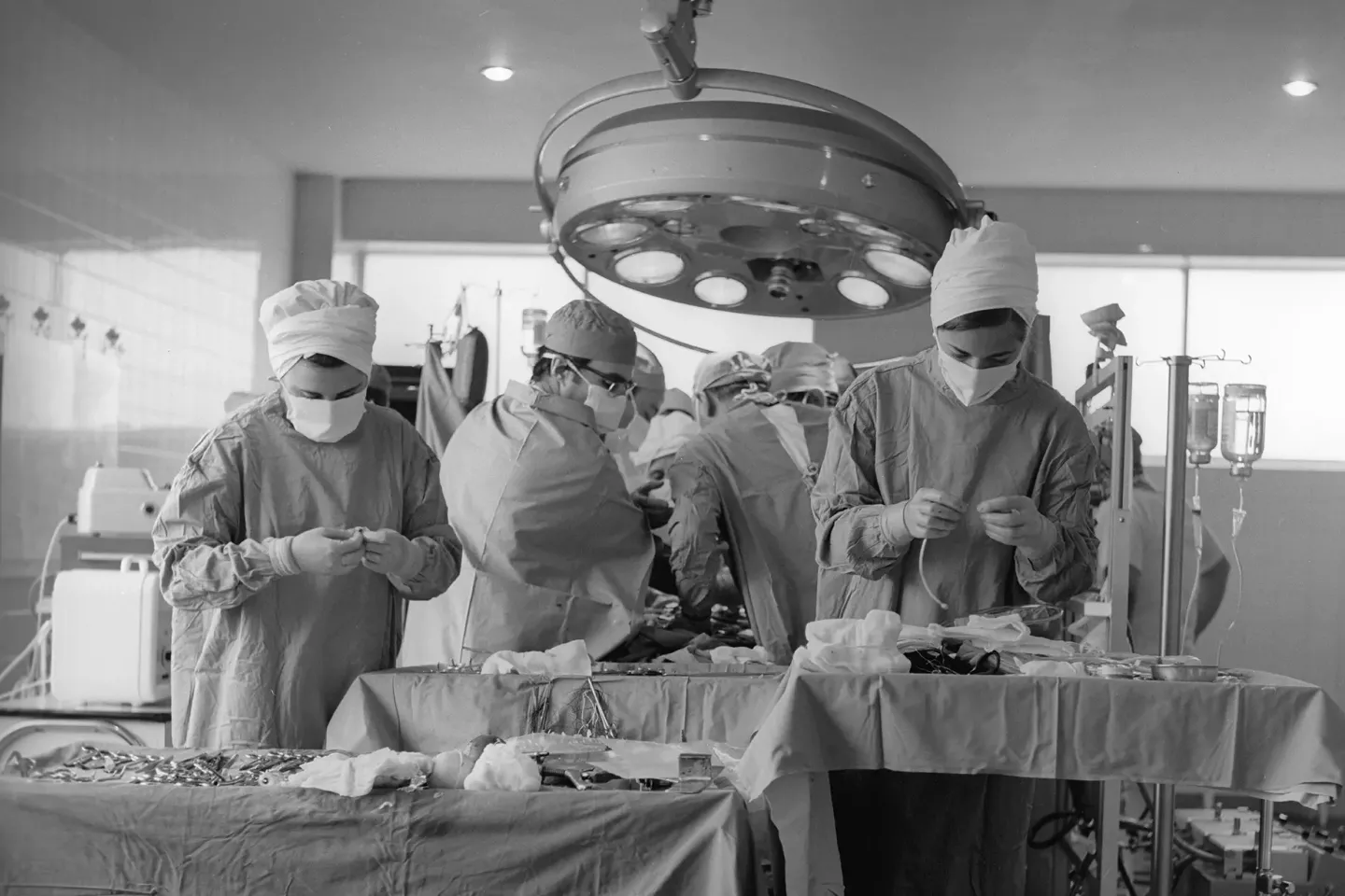Primer trasplante renal. Clínica Universidad de Navarra Imagen de un quirófano de la Clínica Universidad de Navarra en 1969 durante el primer trasplante renal.