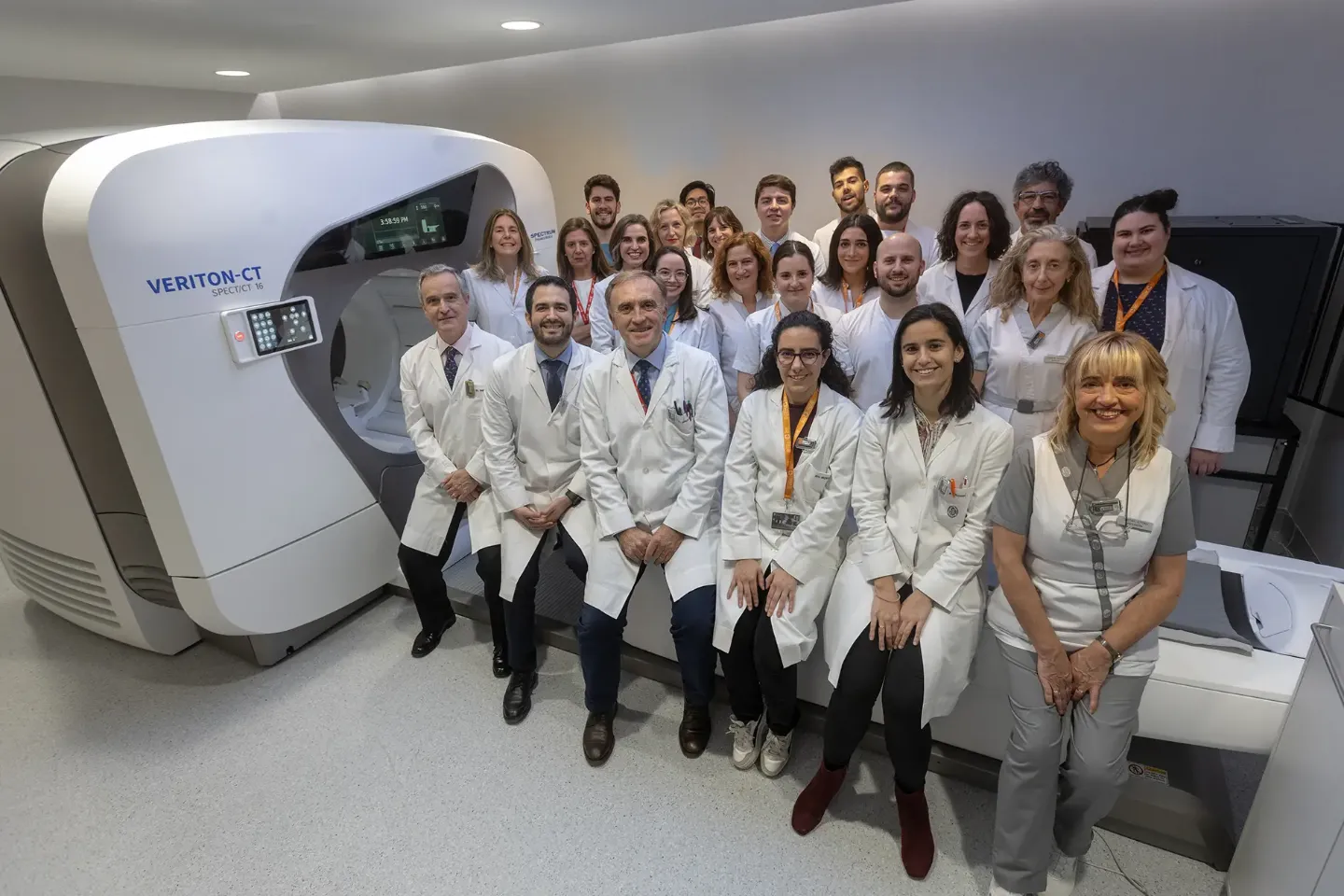Equipo Medicina Nuclear Imagen del equipo de Medicina Nuclear en la sala de la gammacámara. Clínica Universidad de Navarra