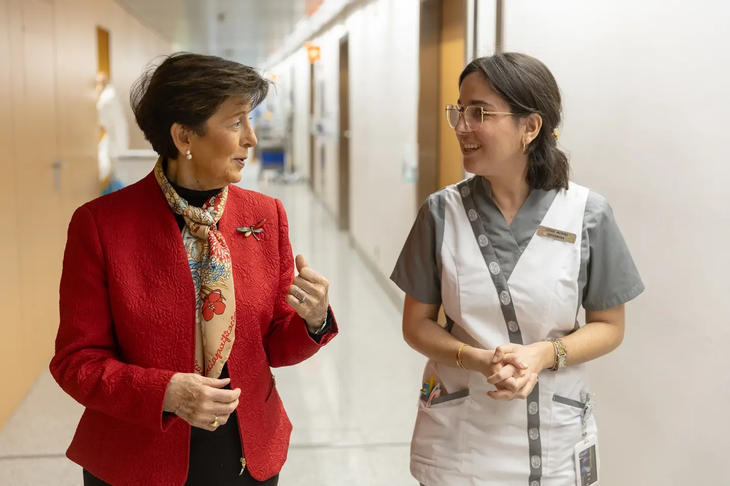 María Ángeles Sánchez e Itziar Merino Imagen de María Ángeles Sánchez e Itziar Merino, enfermeras de la Clínica Universidad de Navarra, caminando por un pasillo del Área de Hospitalización.