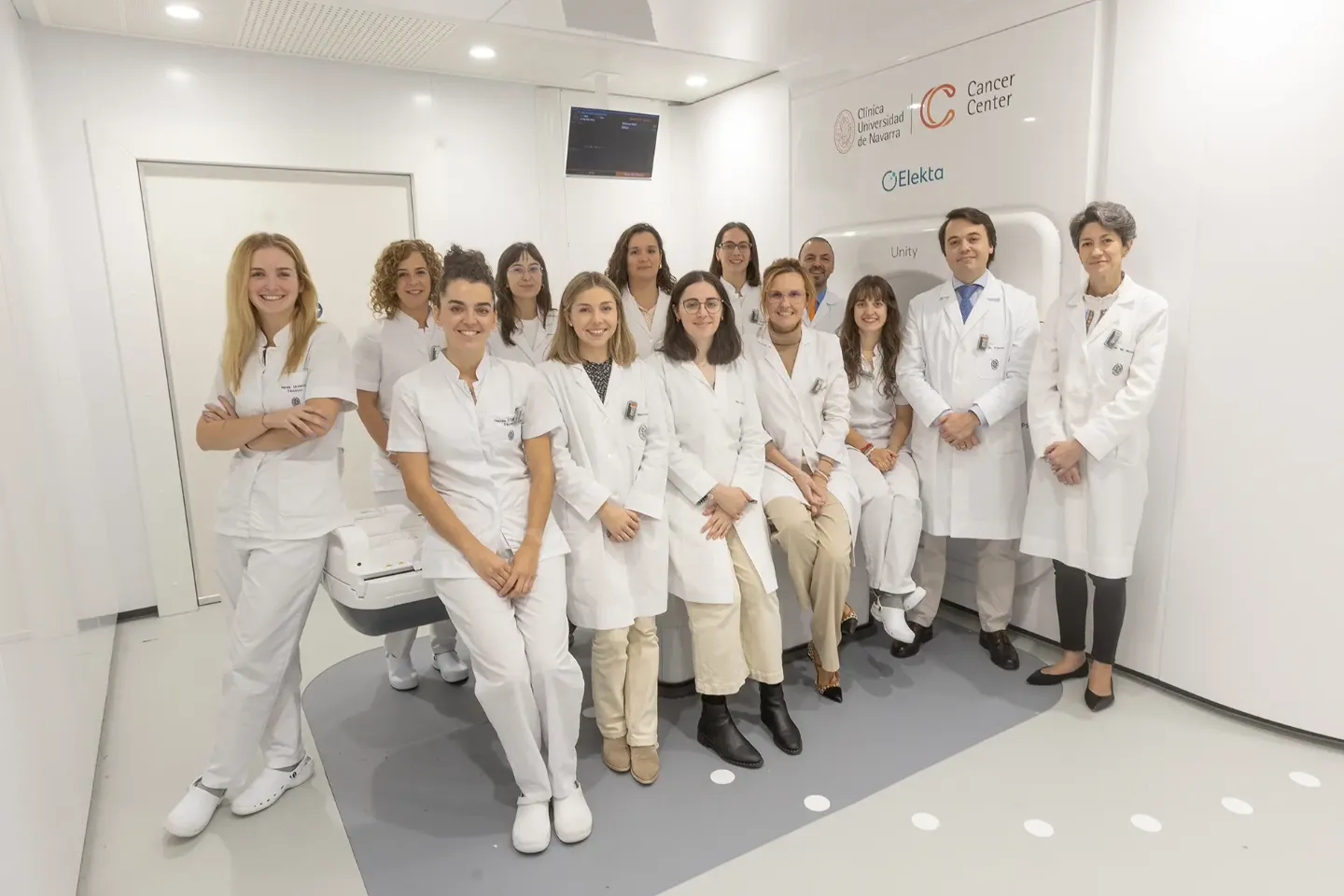 Equipo profesionales MR Linac Imagen del equipo de profesionales que trabajan en el MR Linac de Oncología Radioterápica de la Clínica Universidad de Navarra.