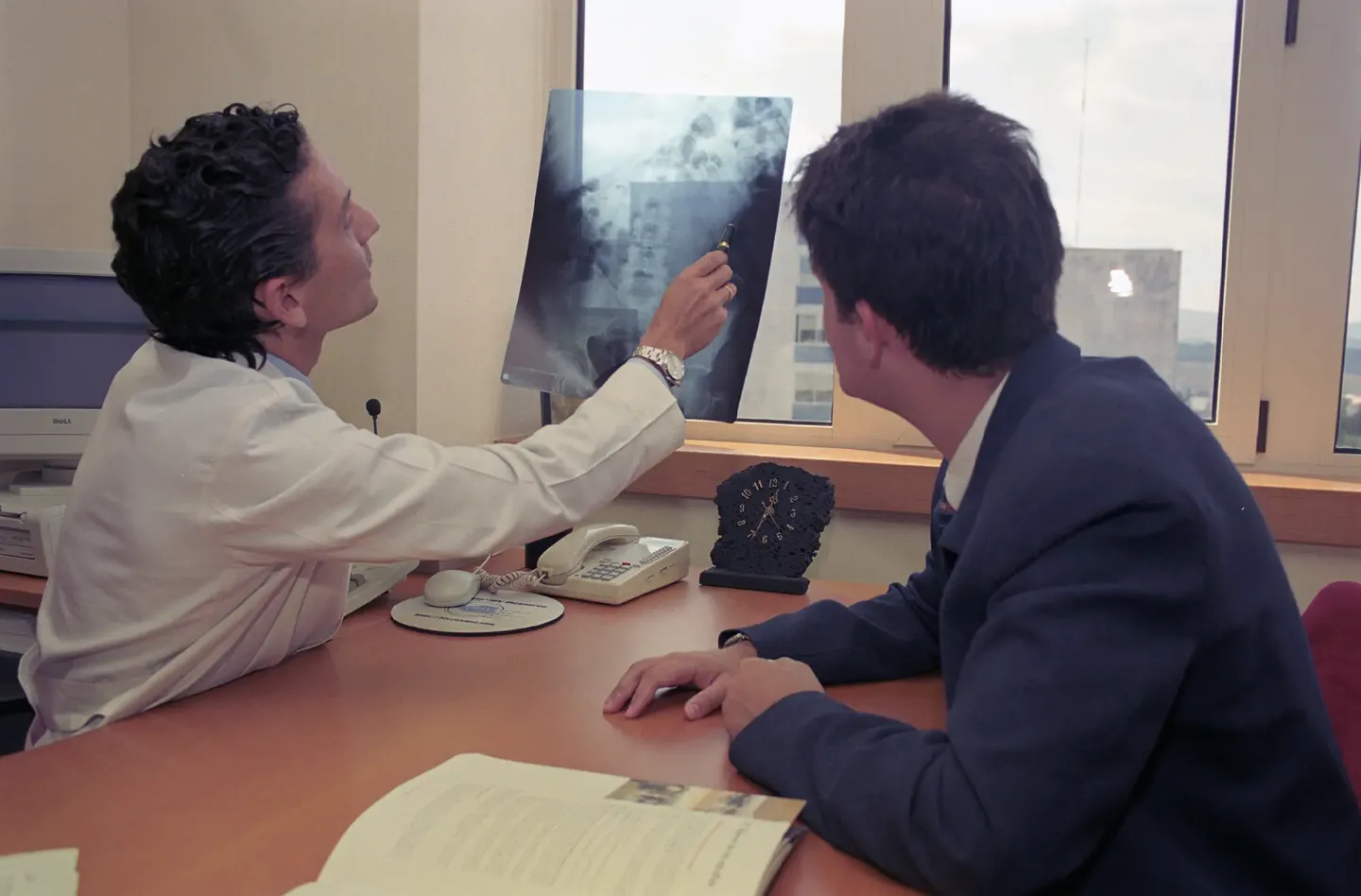 Dr. Óscar Beloqui. Consulta Medicina Interna 1999. CUN El Dr. Óscar Beloqui pasando consulta en Medicina Interna en la Clínica Universidad de Navarra en 1999.