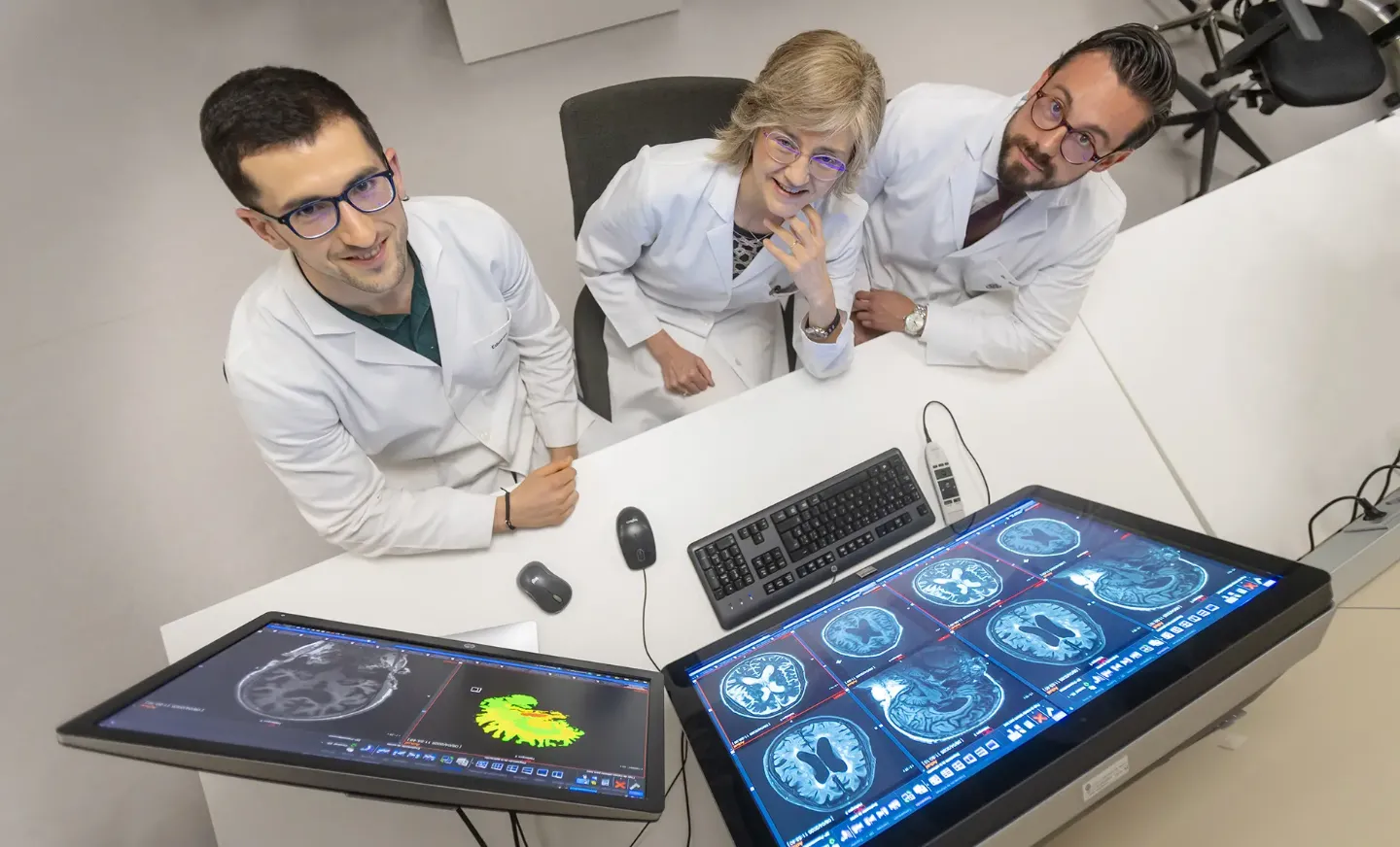 Equipo de médicos e investigador de Neurología El Dr. Miguel Germán Borda, neurólogo; la Dra. María Cruz Rodríguez Oroz, codirectora del Departamento de Neurología; y Eduardo Salinas, investigador.