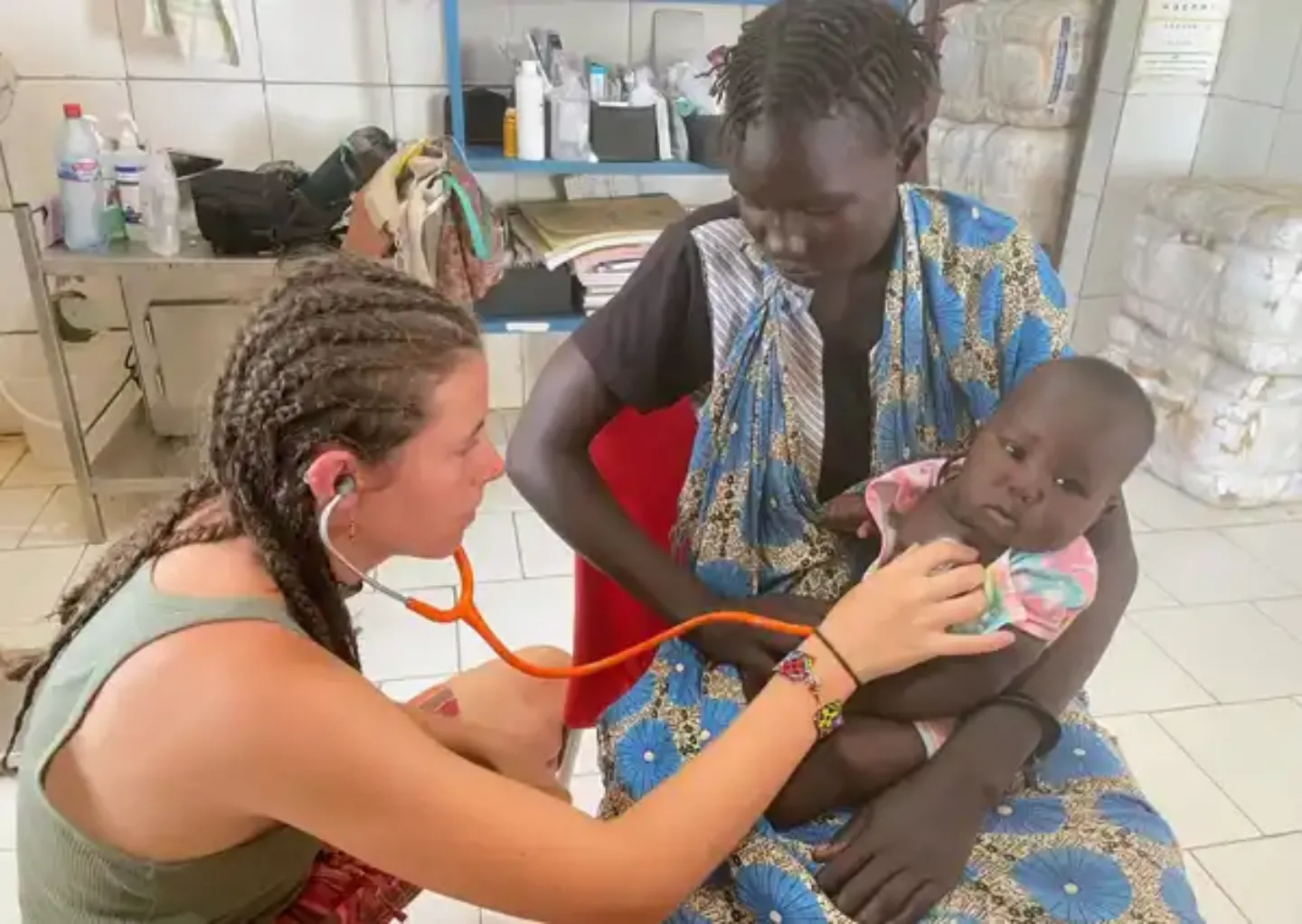 Batas en verano. Proyecto Turkana Imagen del proyecto Turkana de voluntariado de profesionales de la Clínica Universidad de Navarra.