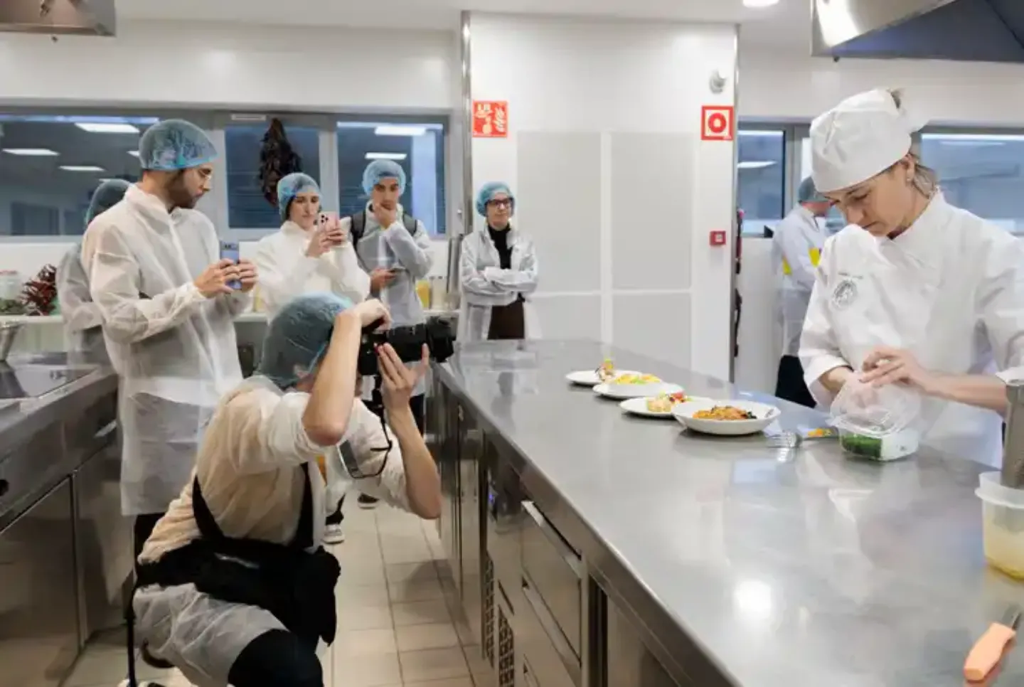 Imagen de la presentación del libro 'Recetas con Pulso', publicado por Xandra Luque, chef de la Clínica Universidad de Navarra, a medios de comunicación especializados en gastronomía.