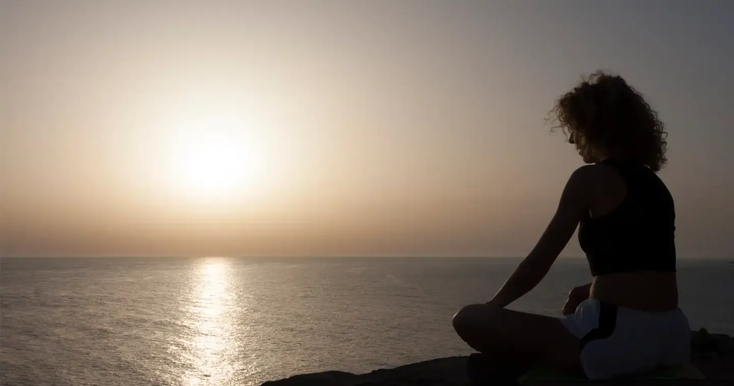 Imagen de una mujer haciendo yoga para ilustrar en la revista NoticiasCUN nº133, de la Clínica Universidad de Navarra, la relación entre la vitamina D y la salud mental.