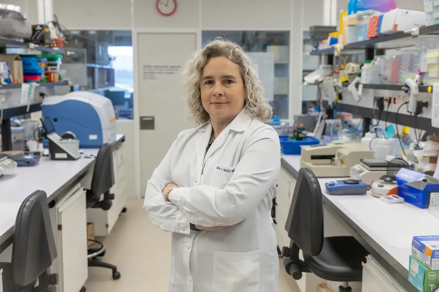 Imagen de una doctora con bata en medio de un laboratorio