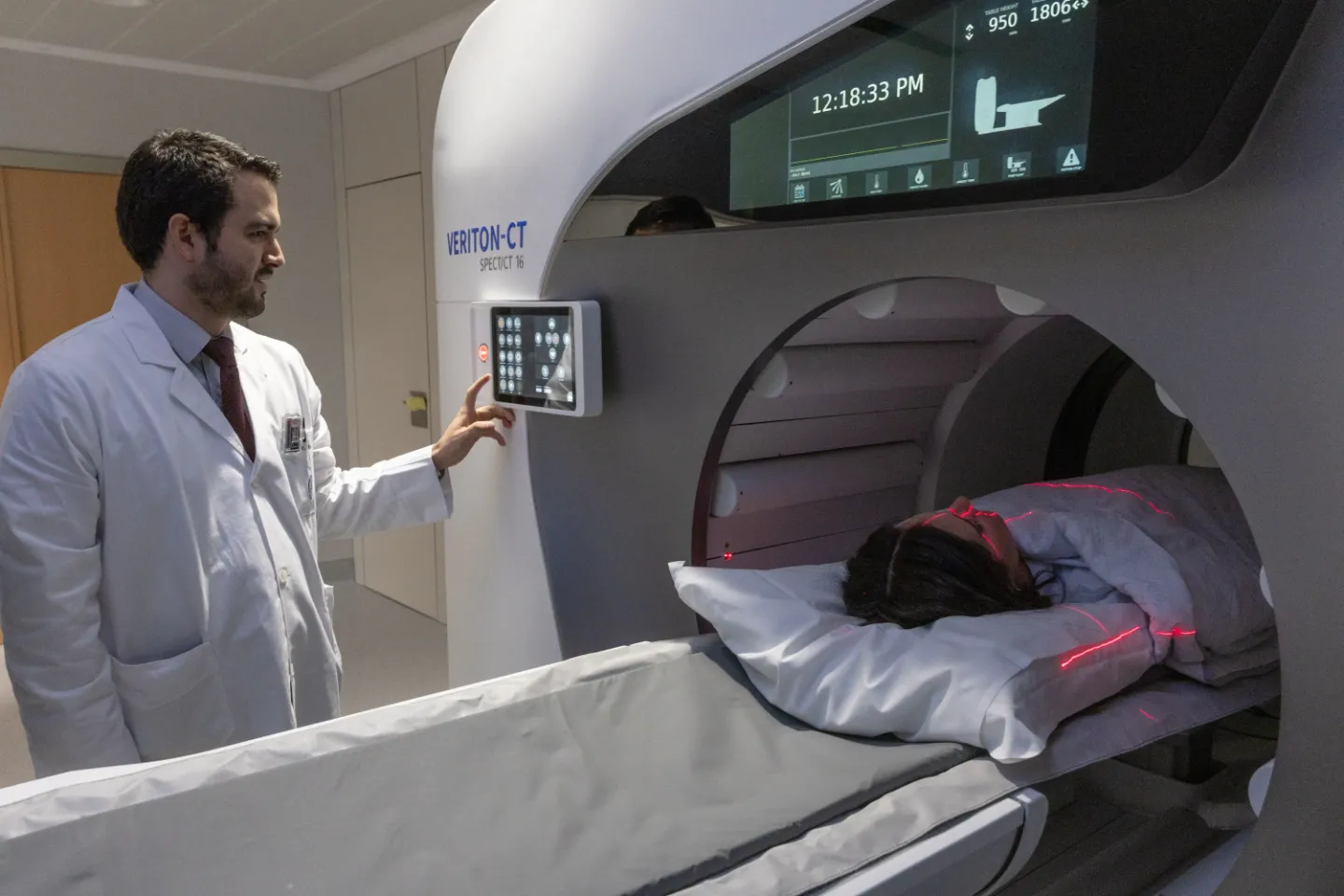 Imagen de un paciente en la nueva gammacámara para el diagnóstico y tratamiento de enfermedades en la Clínica Universidad de Navarra.