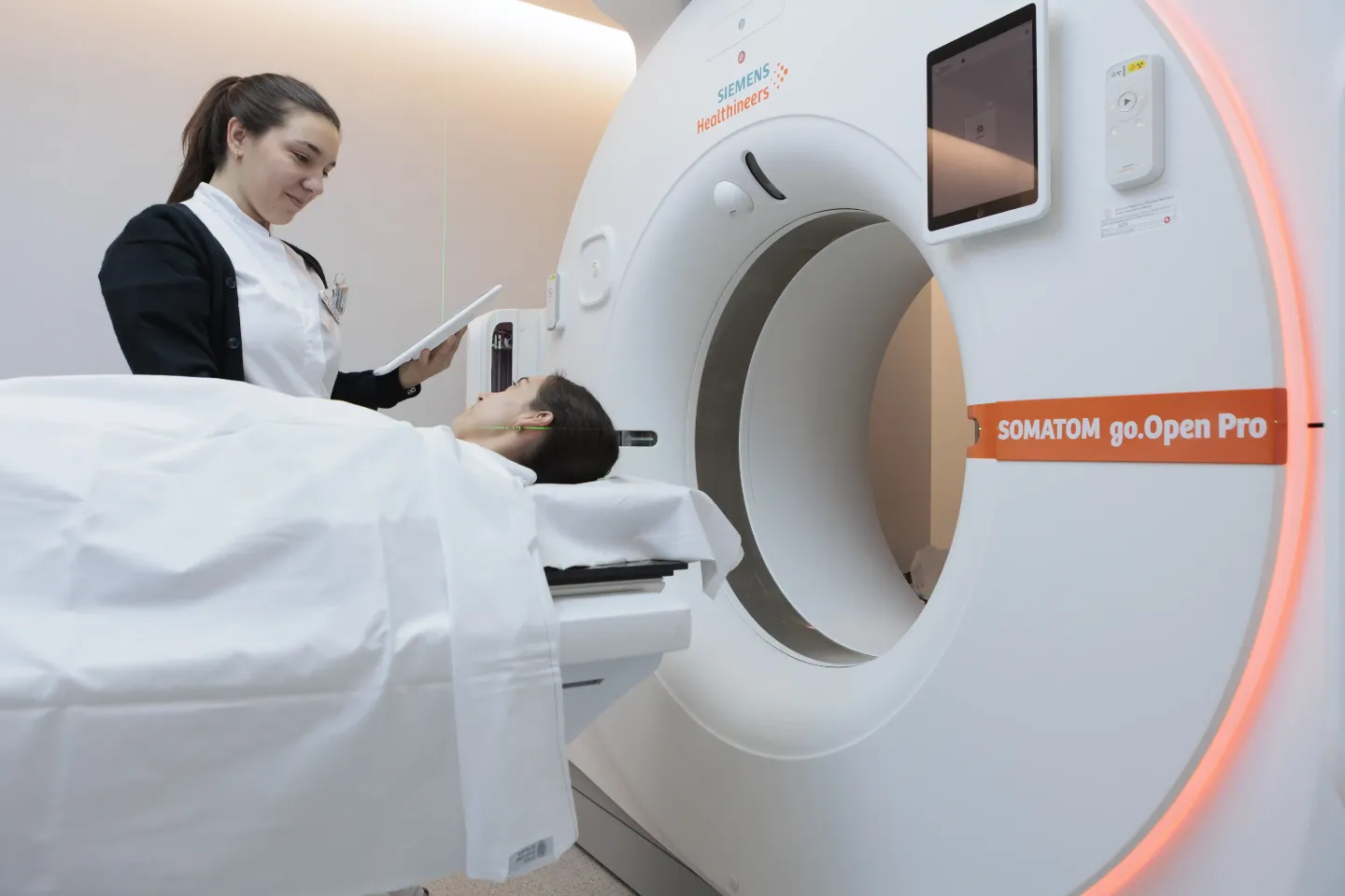 Imagen de un paciente de la Clínica Universidad de Navarra realizándose un TAC específico de radioterapia que mejora el diagnóstico y tratamientos oncológicos. 