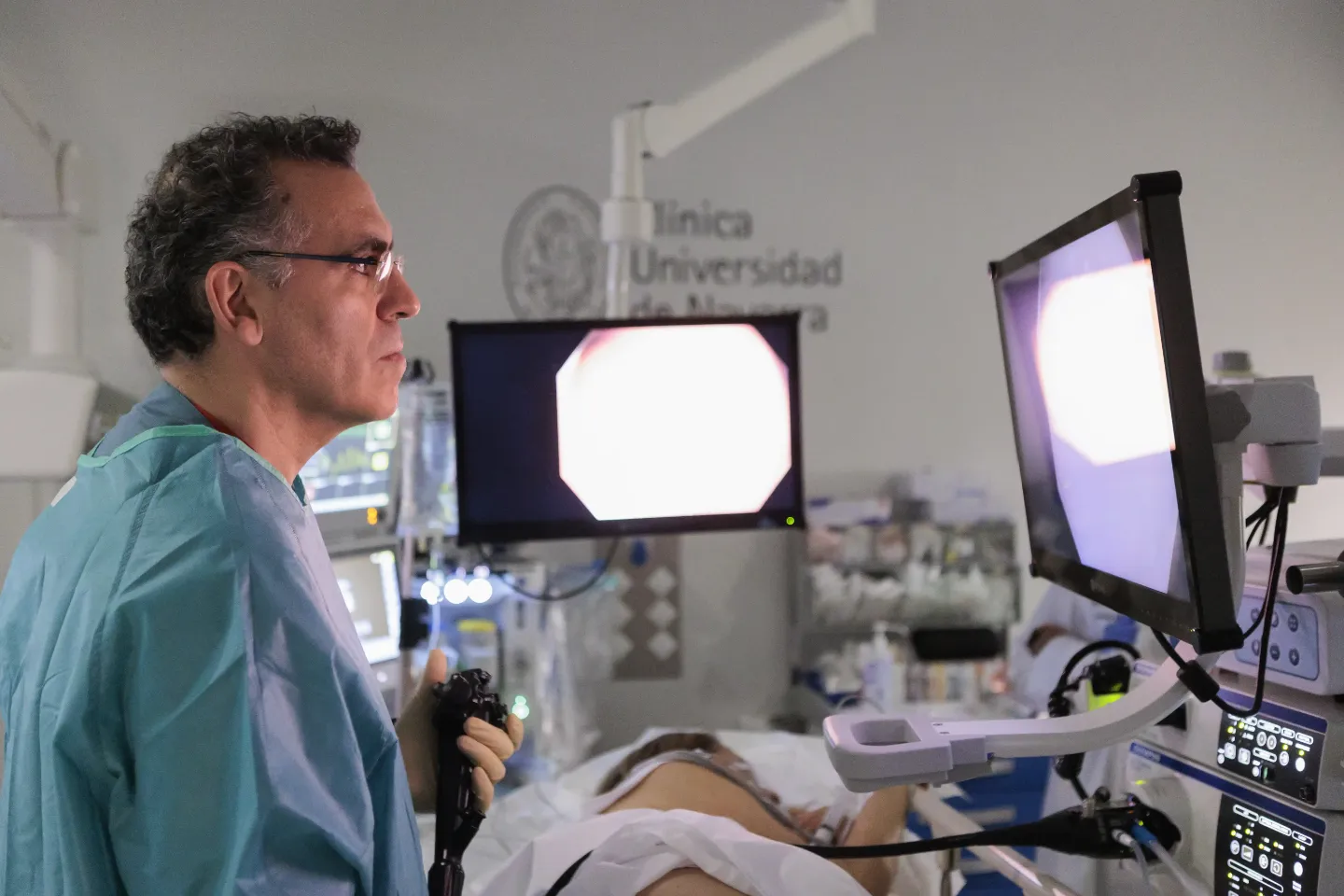 Imagen del Dr. José María Riesco, especialista en Digestivo, realizando una endoscopia en la sede de Madrid de la Clínica Universidad de Navarra.