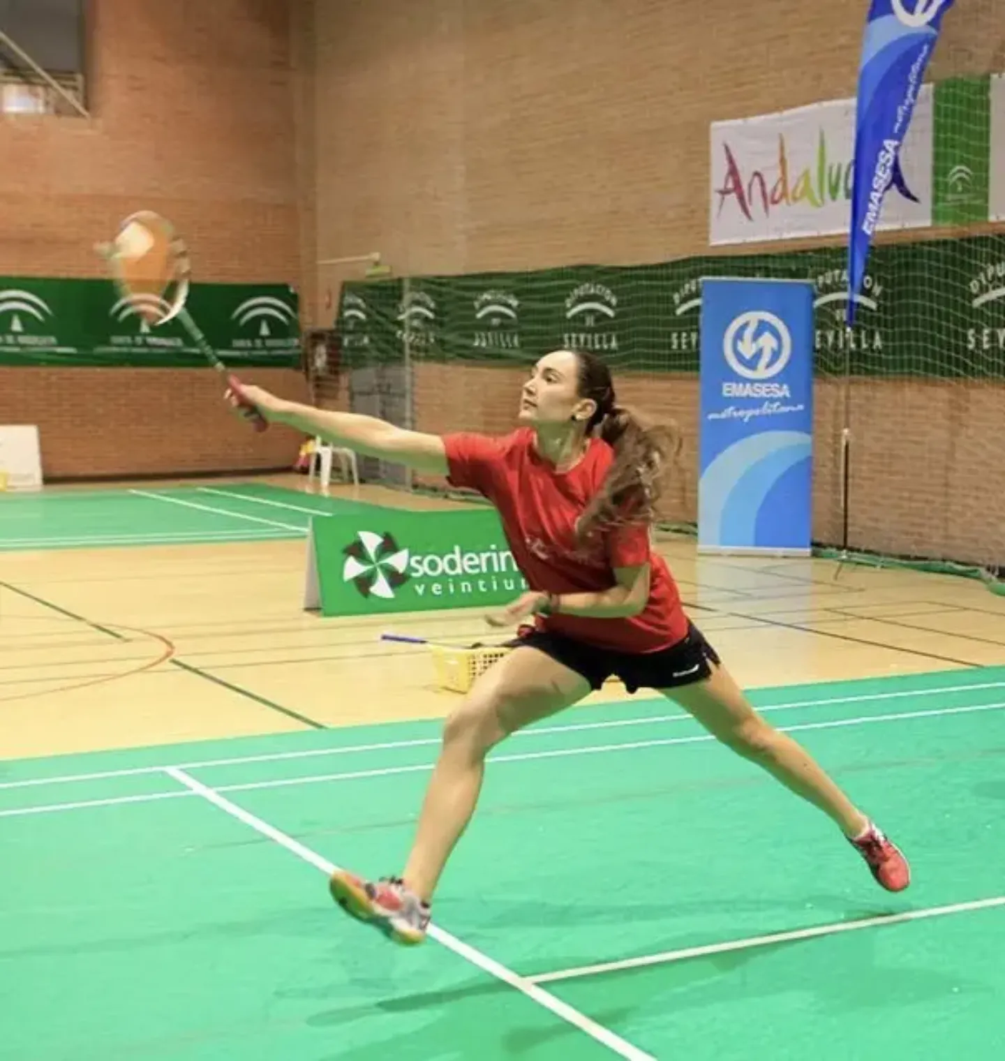 Blanca Ibeas, paciente de la Clínica Universidad de Navarra, jugando al bádminton.