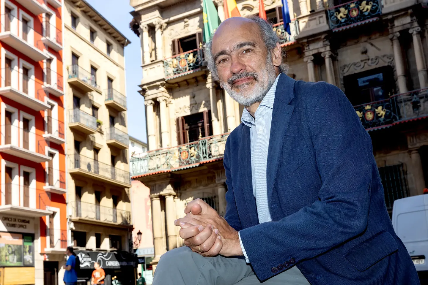 El Dr. José Ignacio Herrero sentado en un banco de la Plaza del Ayuntamiento de Pamplona.