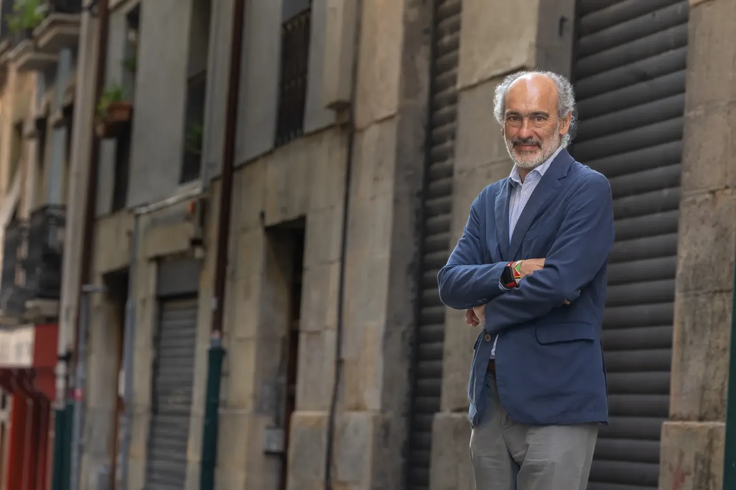 Imagen del Dr. José Ignacio Herrero en una calle del casco viejo de Pamplona.