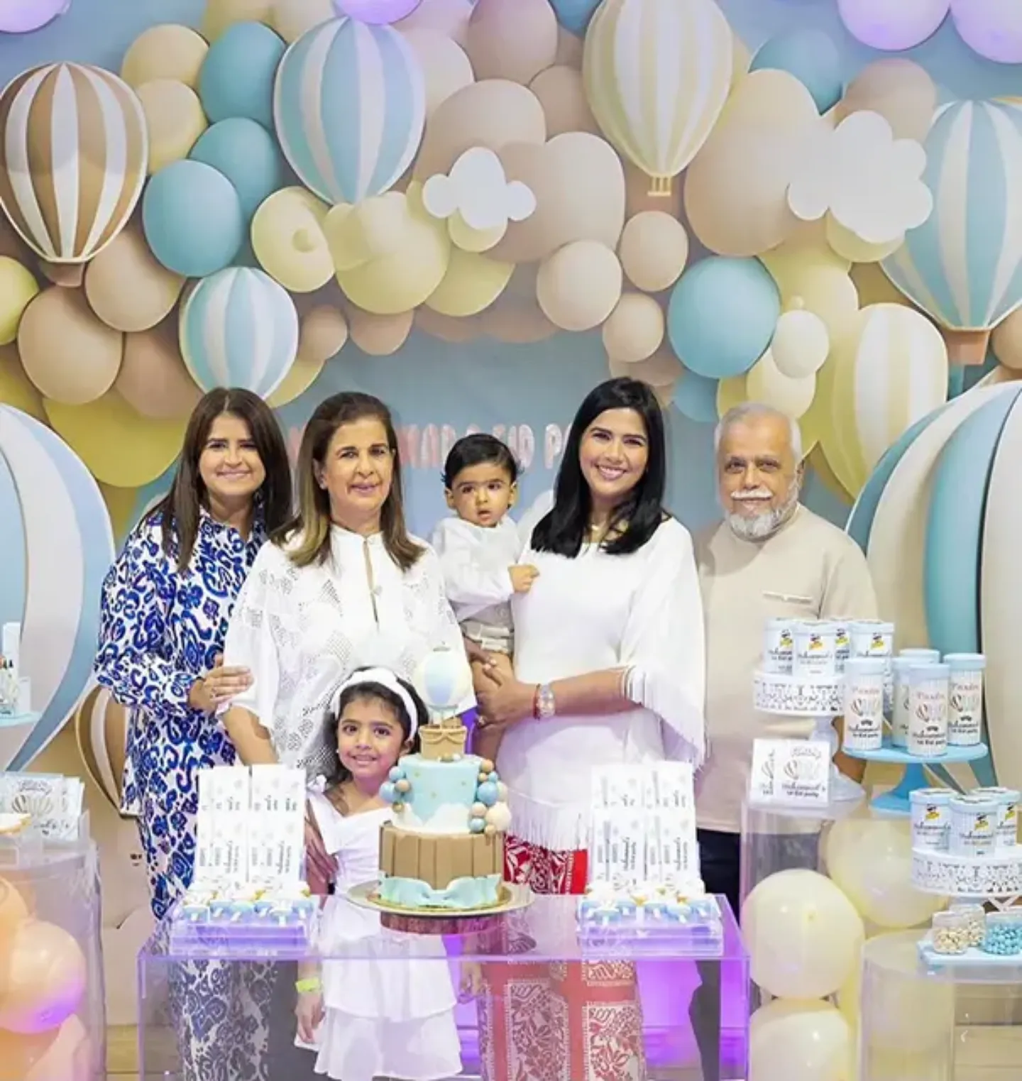 Saleja Bhiku, paciente de la Clínica Universidad de Navarra, y su familia en una celebración de cumpleaños con globos, decoración y regalos.