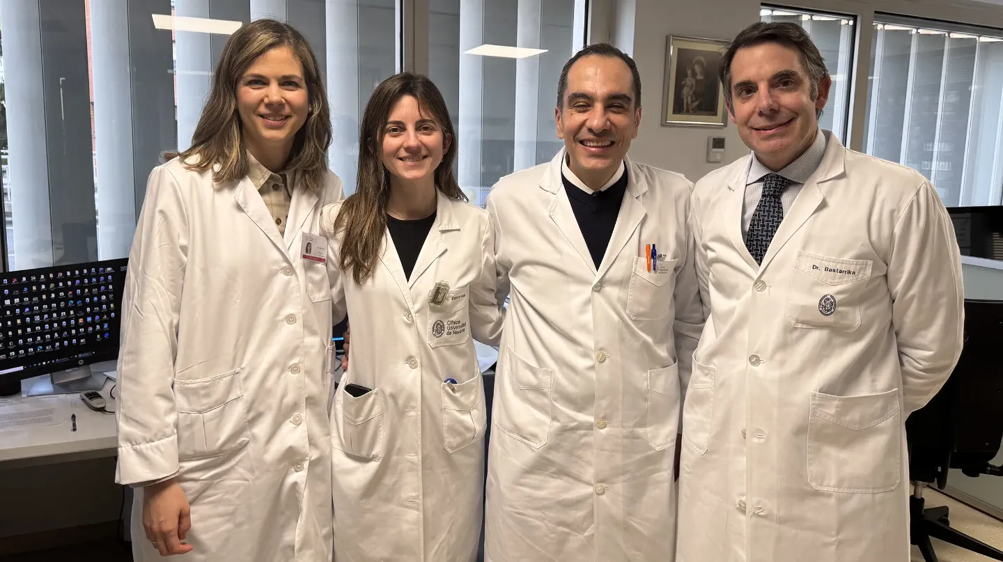 Imagen de dos doctoras y dos doctores de pie con sus batas en la sala de informes de Radiodiagnóstico de la Clínica Universidad de Navarra.