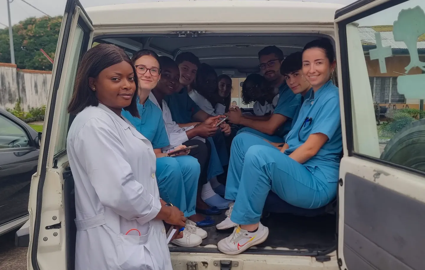 Imagen de varios médicos y residentes en una furgoneta en Kinshasa, República Democrática del Congo.