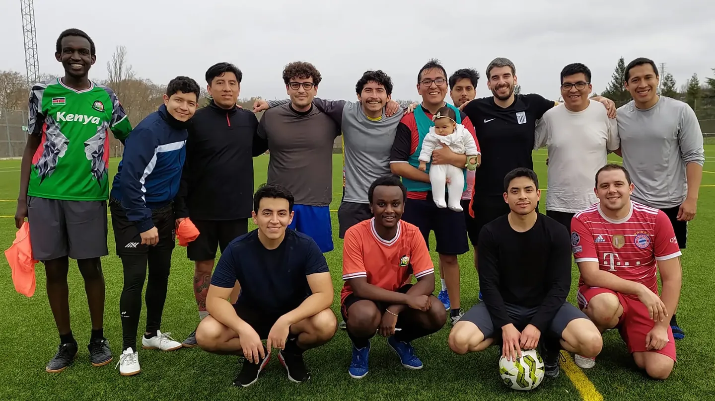 Imagen de un grupo de chicos en un campo de fútbol.